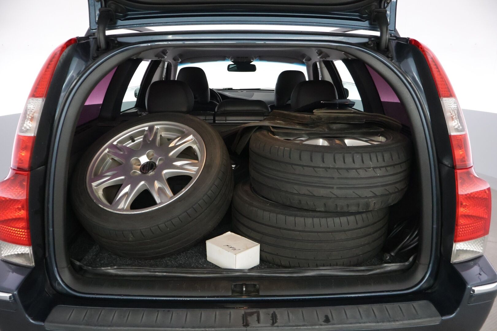 Volvo V70 2004 5D V70 STW 2.5T * YritysOutlet - Myydään vain yrityksille* - *Suomi-auto / Nahkasisusta / Lohko / Automaatti / Ryhdikäs*