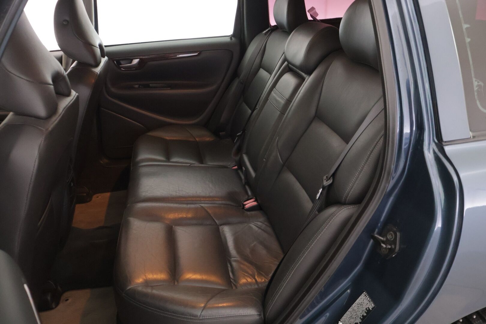 Volvo V70 2004 5D V70 STW 2.5T * YritysOutlet - Myydään vain yrityksille* - *Suomi-auto / Nahkasisusta / Lohko / Automaatti / Ryhdikäs*