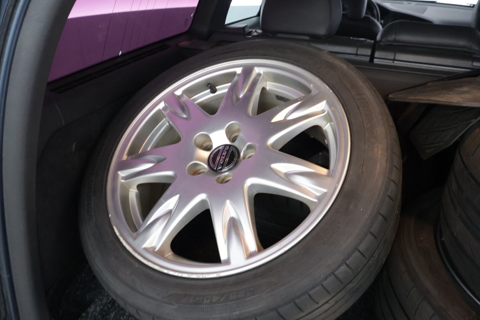 Volvo V70 2004 5D V70 STW 2.5T * YritysOutlet - Myydään vain yrityksille* - *Suomi-auto / Nahkasisusta / Lohko / Automaatti / Ryhdikäs*