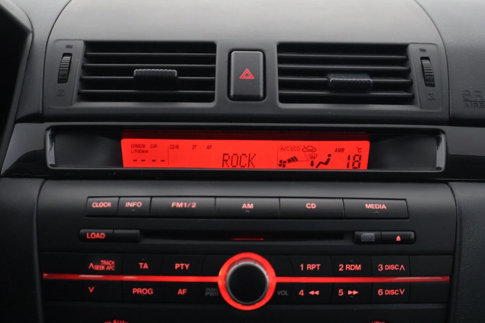 Mazda 3 2005 1,6 Classic 5d * YritysOutlet - Myydään vain yrityksille * - ** Aut. Ilmastointi / Koukku / Kahdet renkaat **