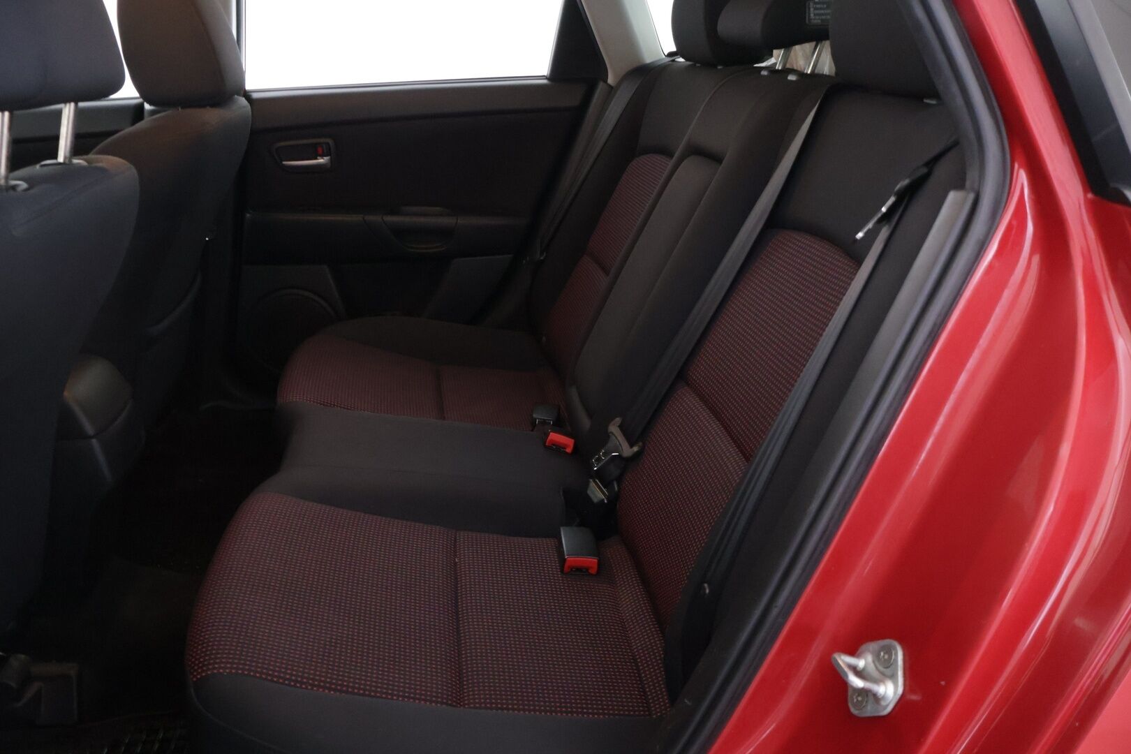 Mazda 3 2005 1,6 Classic 5d * YritysOutlet - Myydään vain yrityksille * - ** Aut. Ilmastointi / Koukku / Kahdet renkaat **