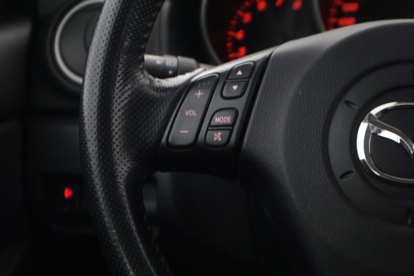 Mazda 3 2005 1,6 Classic 5d * YritysOutlet - Myydään vain yrityksille * - ** Aut. Ilmastointi / Koukku / Kahdet renkaat **