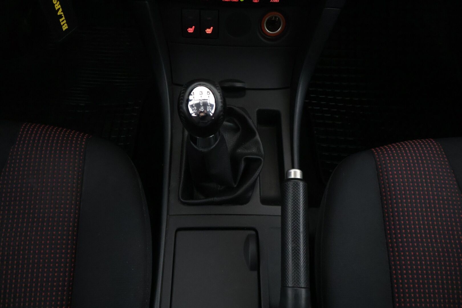 Mazda 3 2005 1,6 Classic 5d * YritysOutlet - Myydään vain yrityksille * - ** Aut. Ilmastointi / Koukku / Kahdet renkaat **