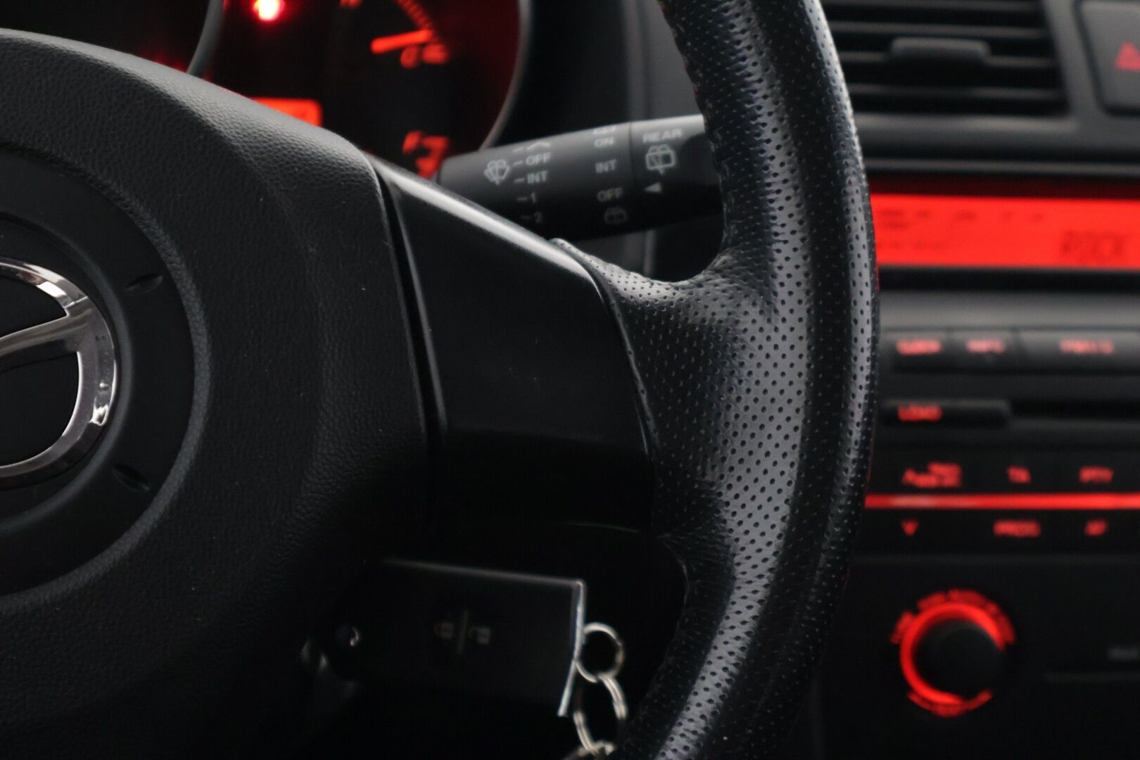 Mazda 3 2005 1,6 Classic 5d * YritysOutlet - Myydään vain yrityksille * - ** Aut. Ilmastointi / Koukku / Kahdet renkaat **