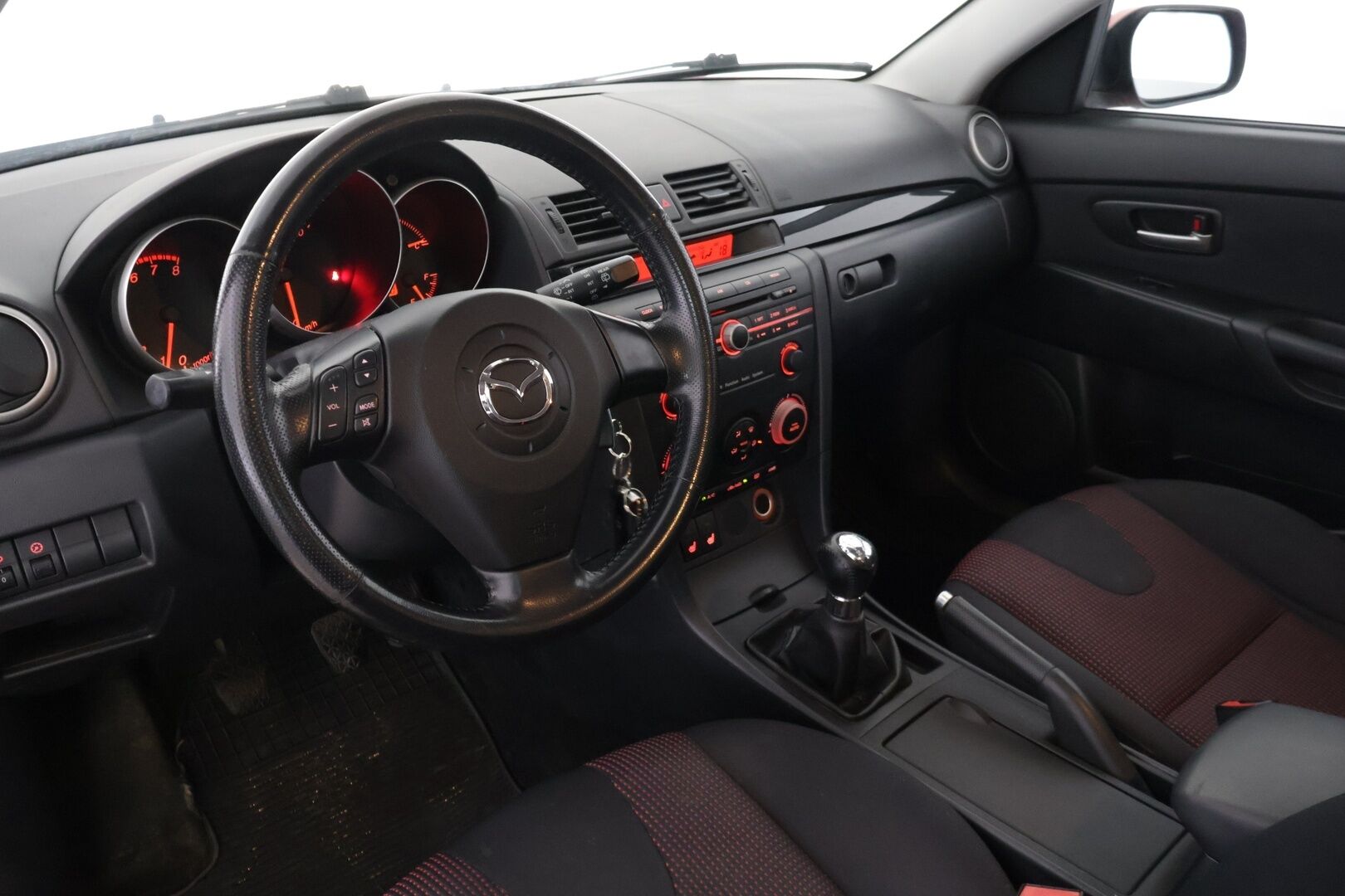 Mazda 3 2005 1,6 Classic 5d * YritysOutlet - Myydään vain yrityksille * - ** Aut. Ilmastointi / Koukku / Kahdet renkaat **