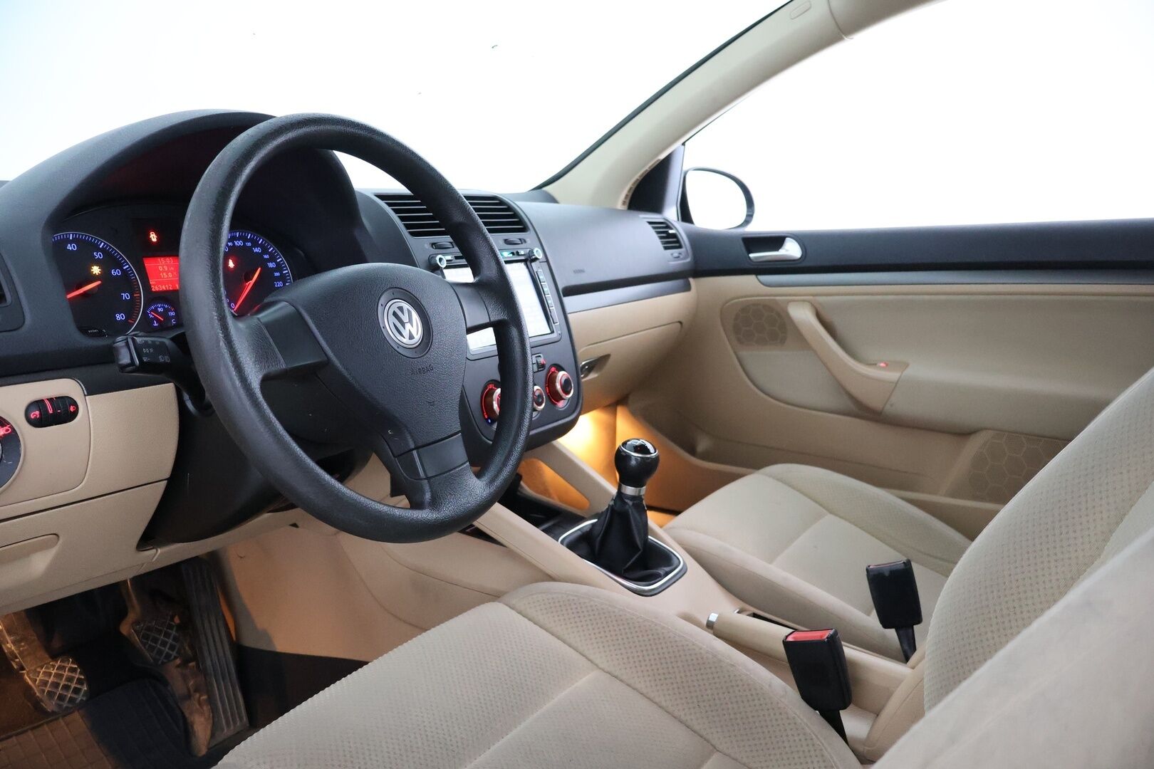 Volkswagen Golf 2006 1,6 75 kW Comfortline 2d | Myydään huutokaupat.comissa | -  | Lohko | Koukku | 2x vanteet renkailla | 