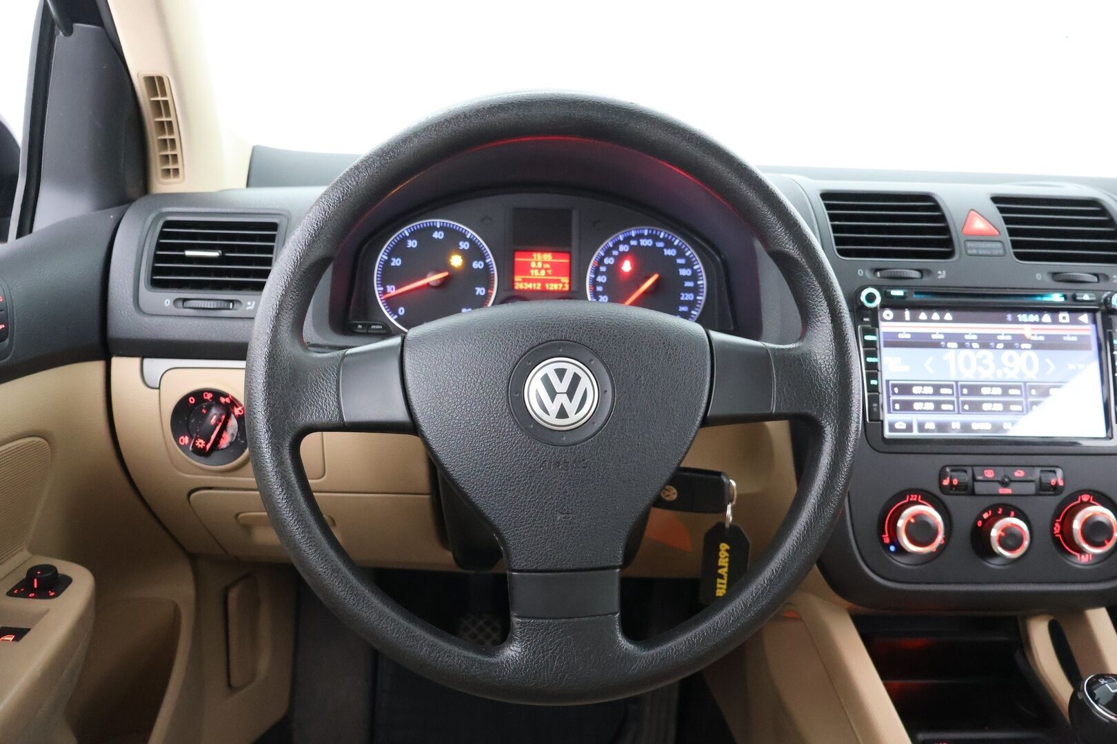Volkswagen Golf 2006 1,6 75 kW Comfortline 2d | Myydään huutokaupat.comissa | -  | Lohko | Koukku | 2x vanteet renkailla | 
