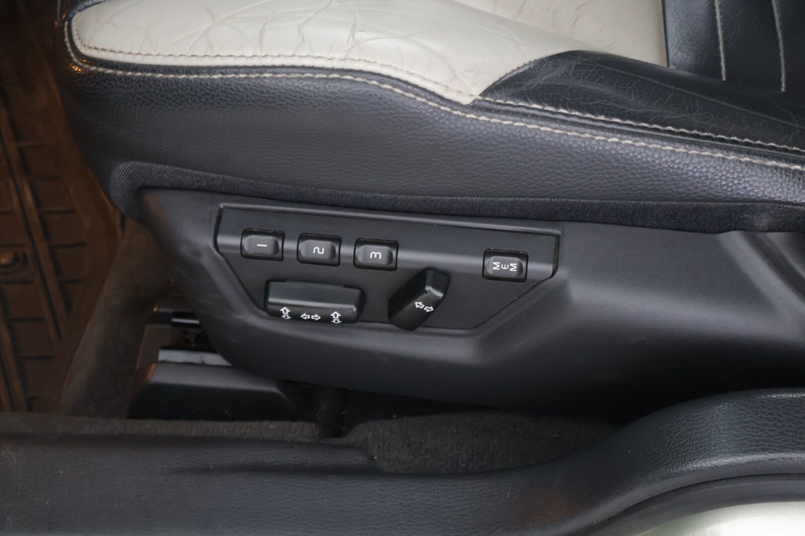 Volvo S60 2007 2,4 Summum Aut #PITKÄ LEIMA #SÄRMÄ KÄYTTIS *Muistipenkki / Nahkasisusta / Tutka / Vakkari / Koukku / Lohko+Sisälämmitin* - *MYYDÄÄN HUUTOKAUPAT.COM* / 2x Renkaat / Huoltokirja / Siistikuntoinen ja ehjä!