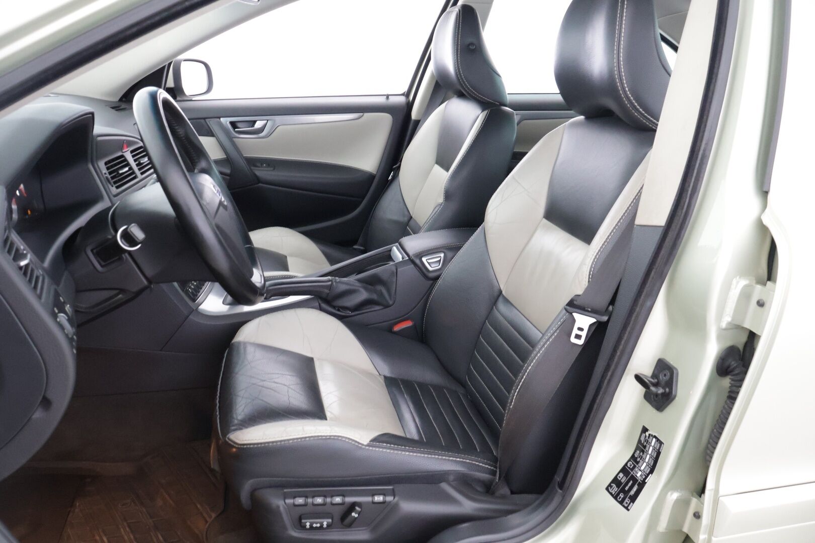 Volvo S60 2007 2,4 Summum Aut #PITKÄ LEIMA #SÄRMÄ KÄYTTIS *Muistipenkki / Nahkasisusta / Tutka / Vakkari / Koukku / Lohko+Sisälämmitin* - *MYYDÄÄN HUUTOKAUPAT.COM* / 2x Renkaat / Huoltokirja / Siistikuntoinen ja ehjä!