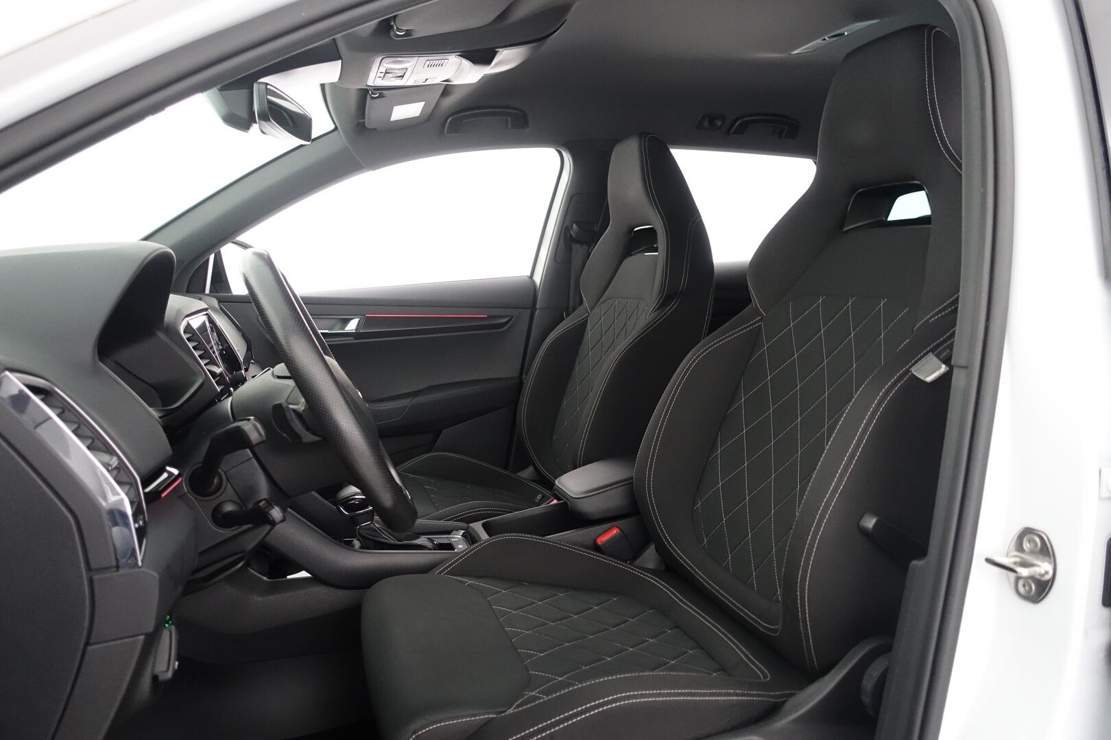Skoda Karoq 2020 1,5 TSI SportLine DSG Autom. - | ACC | Webasto | Suomi-auto | Keyless | Tutkat | AppleCarplay | Lämm. Tuulilasi | Sporttipenkit | BLIS | Sähköinen kontti | 2X Renkaat & Vanteet |