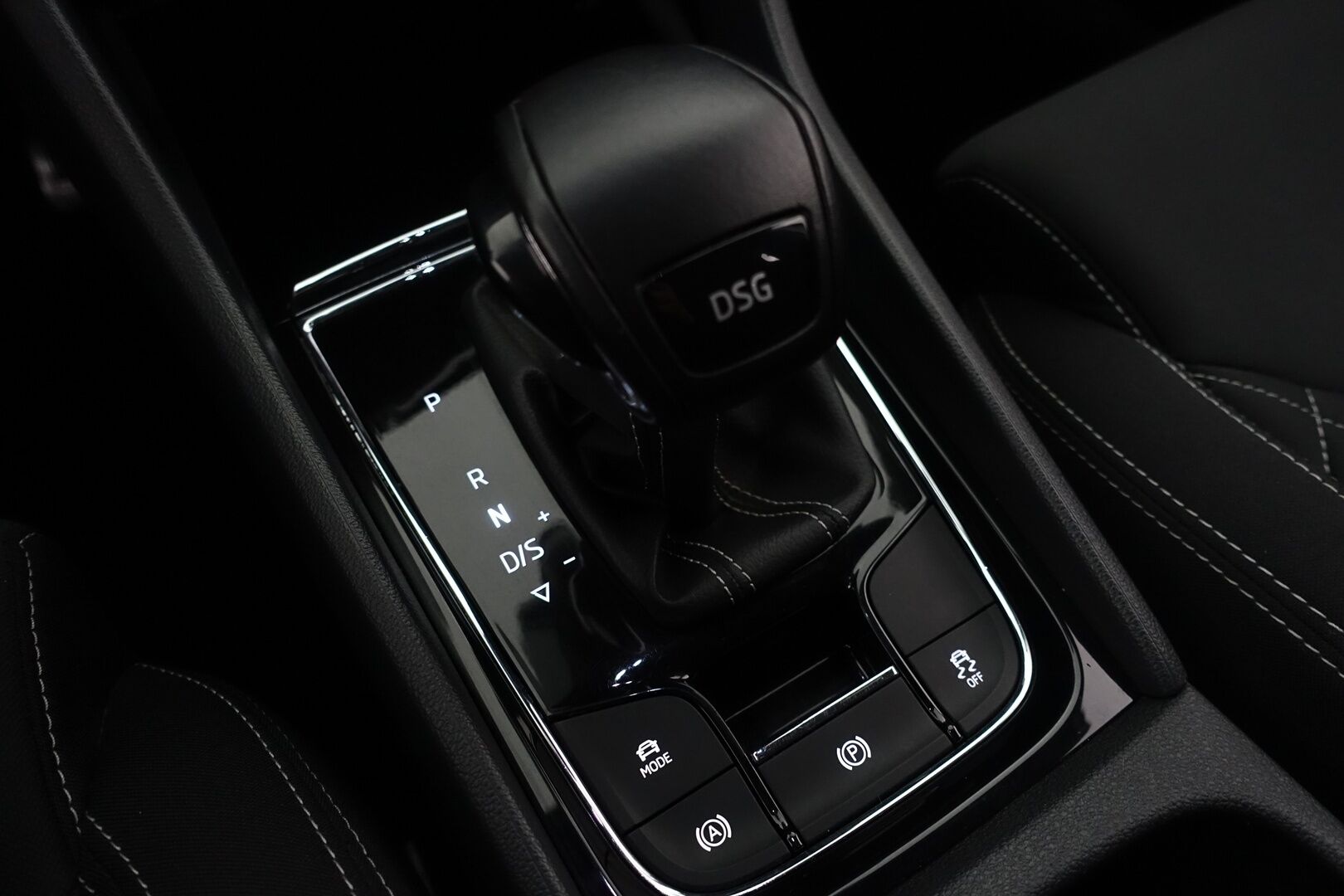 Skoda Karoq 2020 1,5 TSI SportLine DSG Autom. - | ACC | Webasto | Suomi-auto | Keyless | Tutkat | AppleCarplay | Lämm. Tuulilasi | Sporttipenkit | BLIS | Sähköinen kontti | 2X Renkaat & Vanteet |