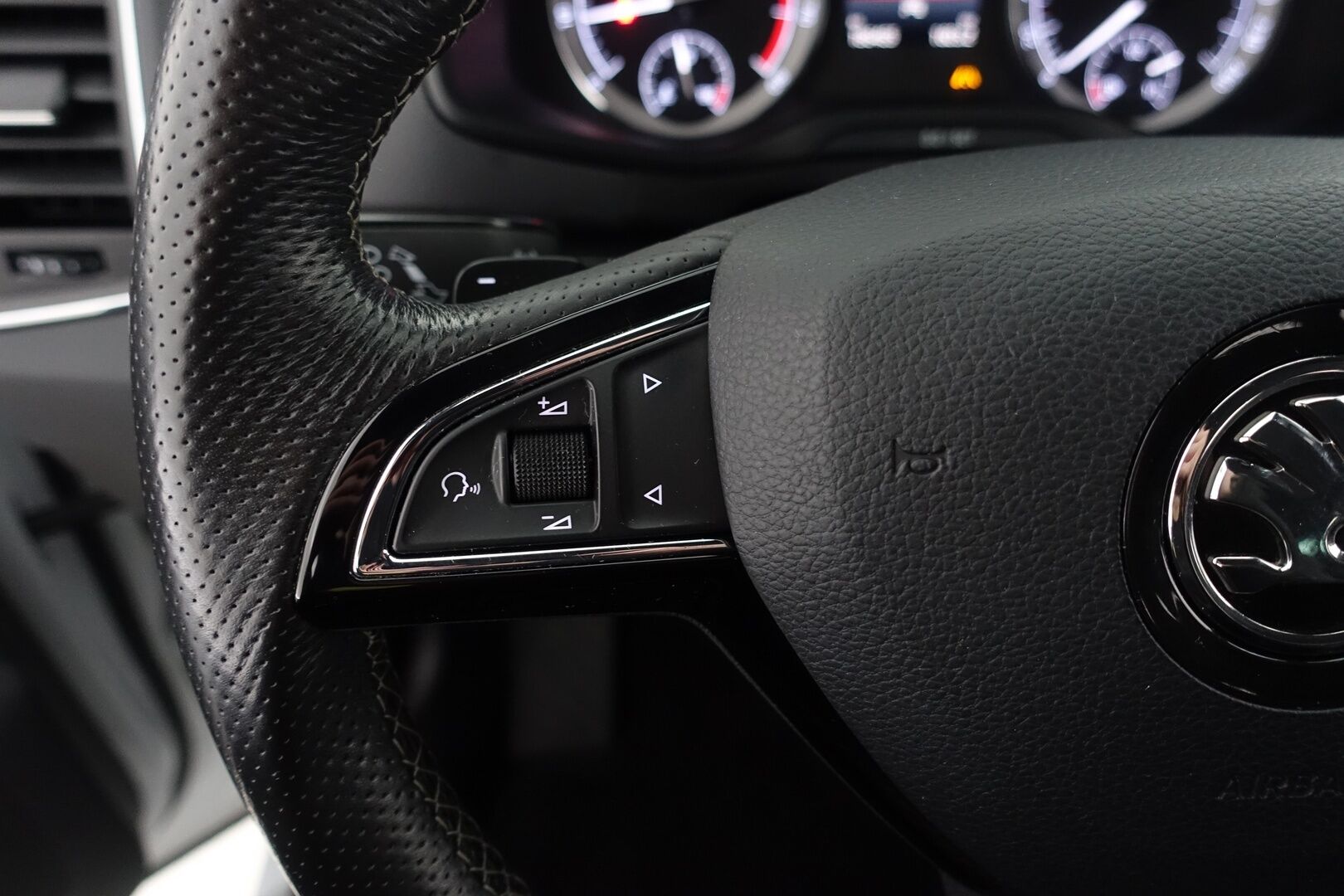 Skoda Karoq 2020 1,5 TSI SportLine DSG Autom. - | ACC | Webasto | Suomi-auto | Keyless | Tutkat | AppleCarplay | Lämm. Tuulilasi | Sporttipenkit | BLIS | Sähköinen kontti | 2X Renkaat & Vanteet |