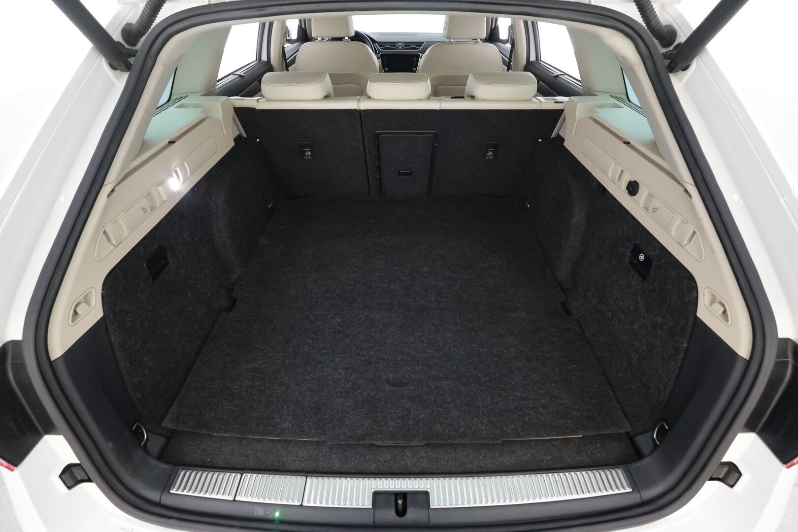 Skoda Superb 2020 2,0 TDI Combi 150 Style DSG * Canton / Webasto / Koukku / ACC / Matrix / P.Kamera / Muistipenkki / Navi * - Suomi-auto / Facelift / Kahdet renkaat alumiinivanteilla! - HULLUT AVAJAISHULINAT KORKOTARJOUS 3,29 %