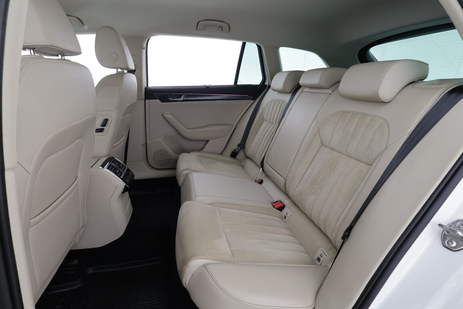 Skoda Superb 2020 2,0 TDI Combi 150 Style DSG * Canton / Webasto / Koukku / ACC / Matrix / P.Kamera / Muistipenkki / Navi * - Suomi-auto / Facelift / Kahdet renkaat alumiinivanteilla! - HULLUT AVAJAISHULINAT KORKOTARJOUS 3,29 %