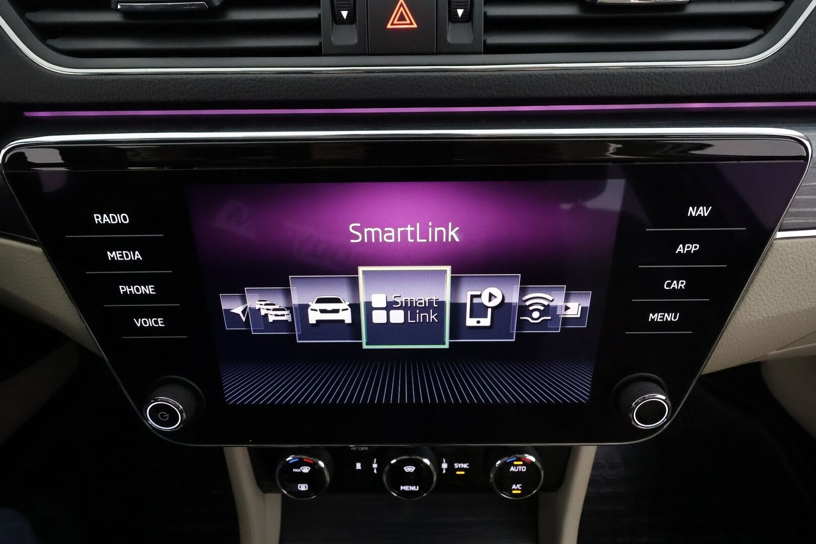 Skoda Superb 2020 Combi 2,0 TDI 150 Style DSG * Canton / Webasto / Koukku / ACC / Matrix / P.Kamera / Muistipenkki / Navi * - Suomi-auto / Kahdet renkaat aluvanteilla