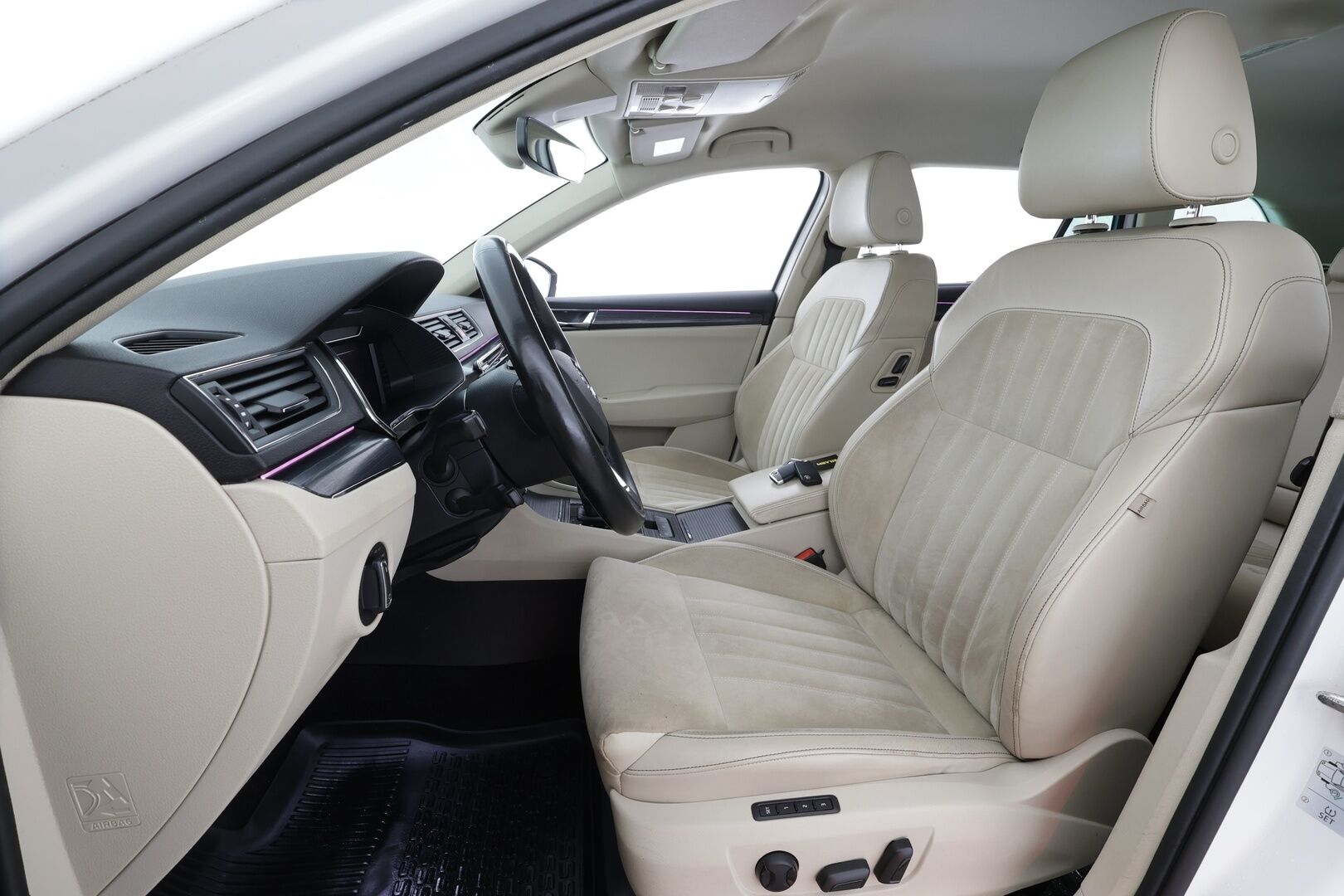 Skoda Superb 2020 2,0 TDI Combi 150 Style DSG * Canton / Webasto / Koukku / ACC / Matrix / P.Kamera / Muistipenkki / Navi * - Suomi-auto / Facelift / Kahdet renkaat alumiinivanteilla! - HULLUT AVAJAISHULINAT KORKOTARJOUS 3,29 %