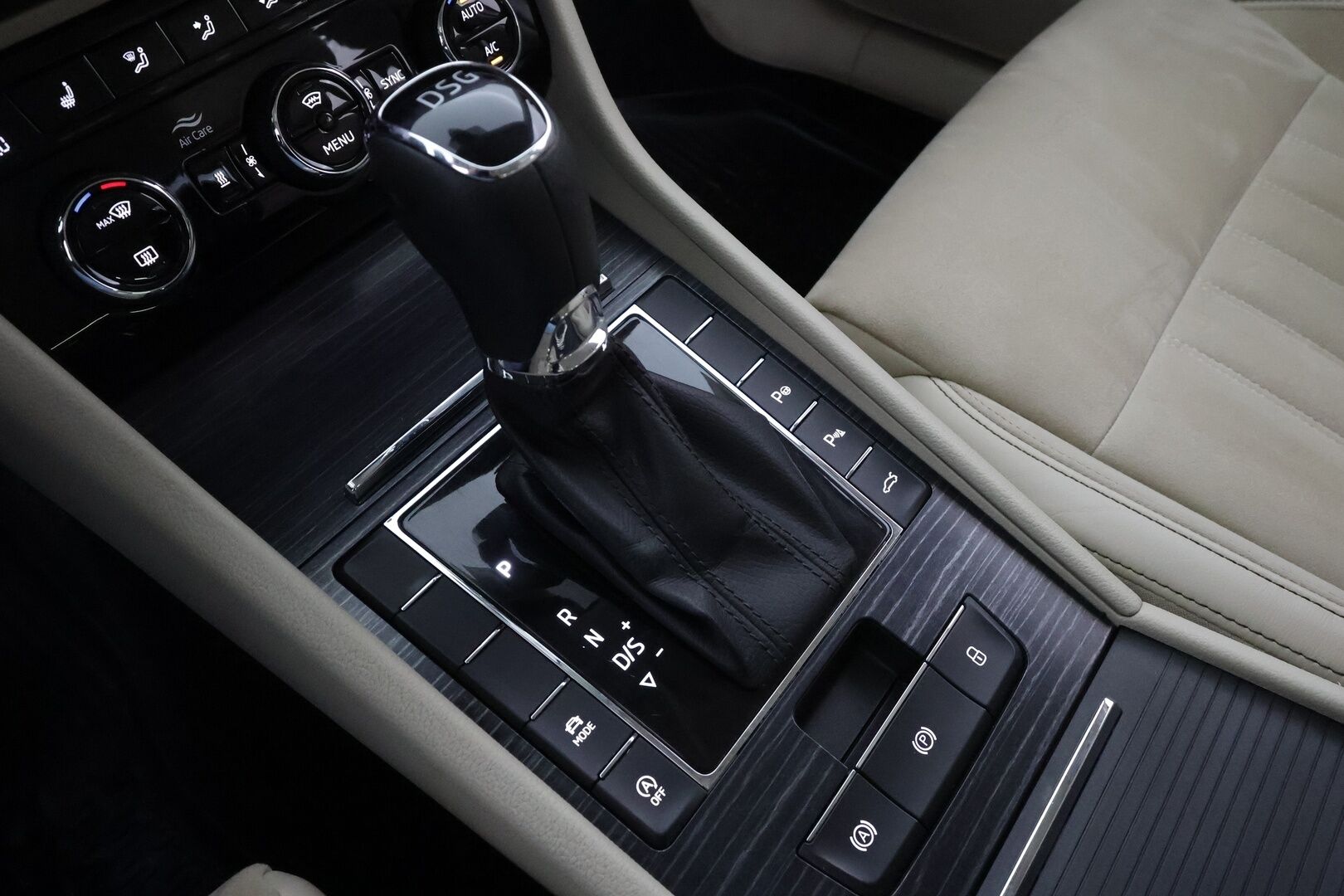 Skoda Superb 2020 Combi 2,0 TDI 150 Style DSG * Canton / Webasto / Koukku / ACC / Matrix / P.Kamera / Muistipenkki / Navi * - Suomi-auto / Kahdet renkaat aluvanteilla