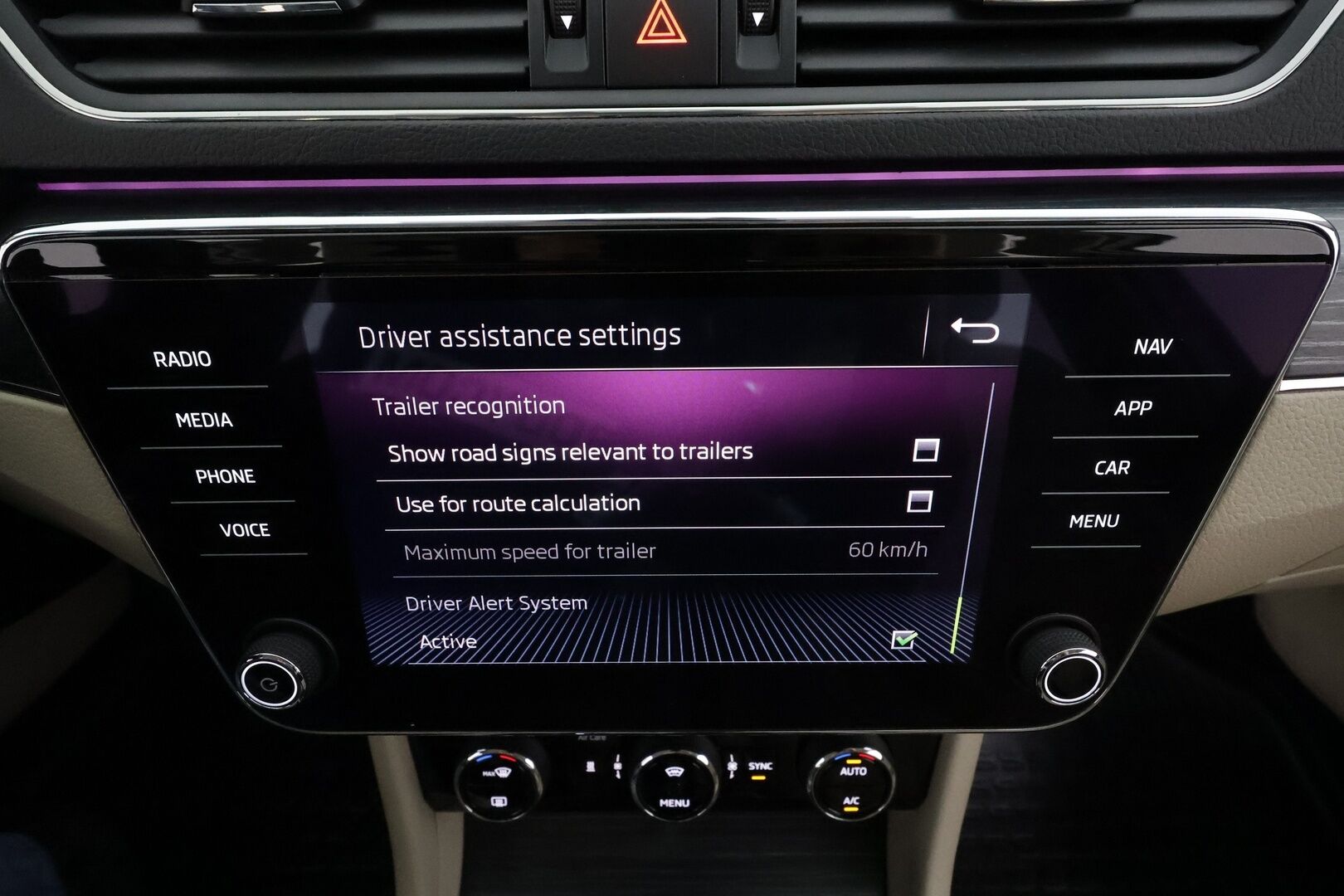 Skoda Superb 2020 Combi 2,0 TDI 150 Style DSG * Canton / Webasto / Koukku / ACC / Matrix / P.Kamera / Muistipenkki / Navi * - Suomi-auto / Kahdet renkaat aluvanteilla