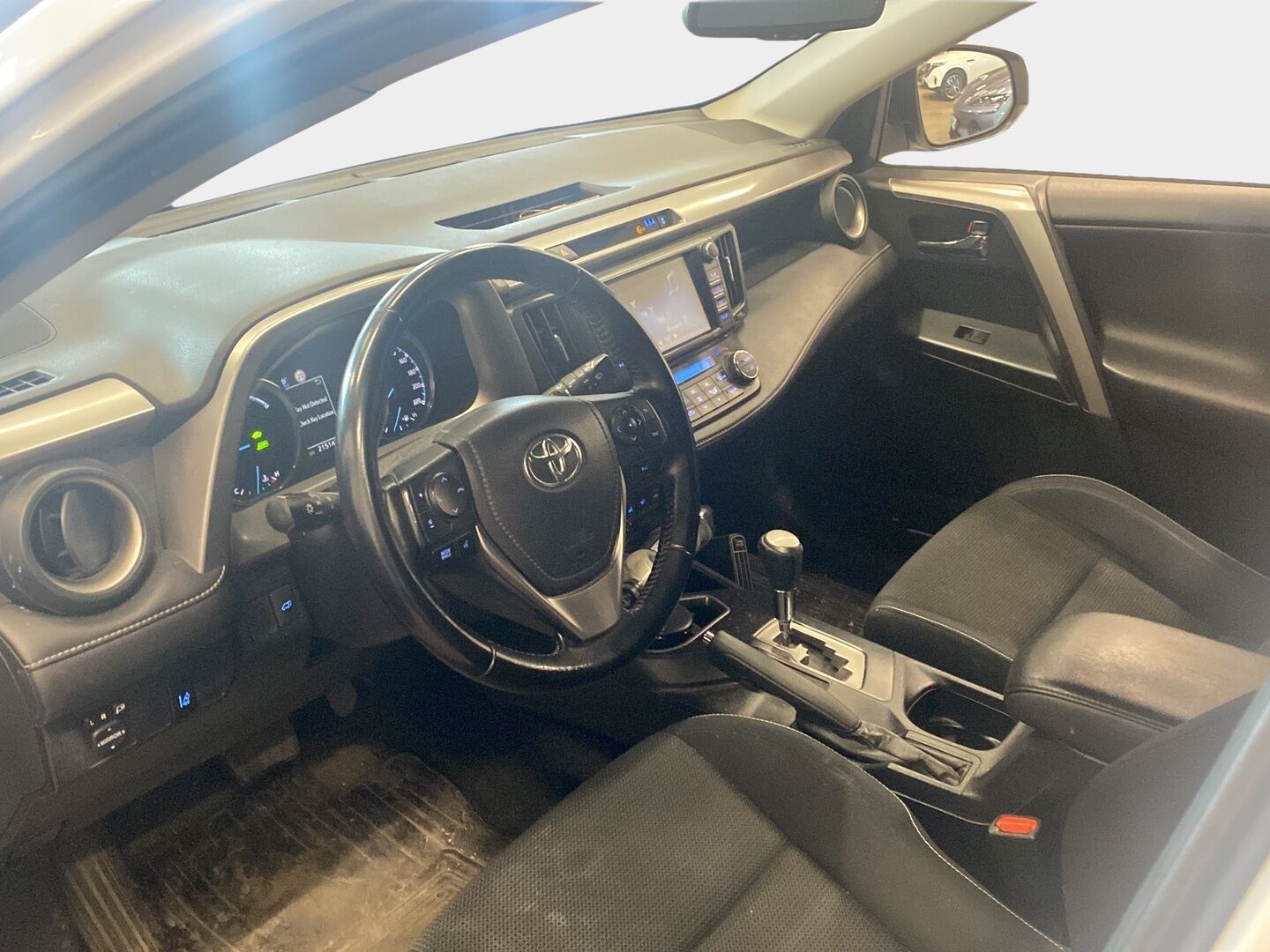 Toyota RAV4 2016 2,5 Hybrid AWD Business *ACC / Lohkolämmitin / Peruutuskamera / Koukku / LED Lisävalo / Keyless / Kaistallapitoavustin* - Kahdet renkaat alumiinivantein / Talveksi hyvät nastat