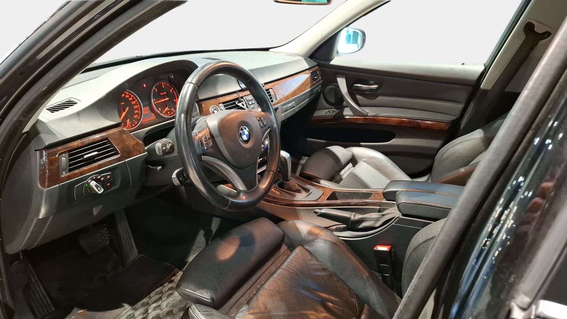 BMW 320 2009 A E91 Touring Business LCI / Sporttinahat / Xenon / Koukku / Vakkari - Juuri huollettu Suomi-auto hyvällä historialla! 