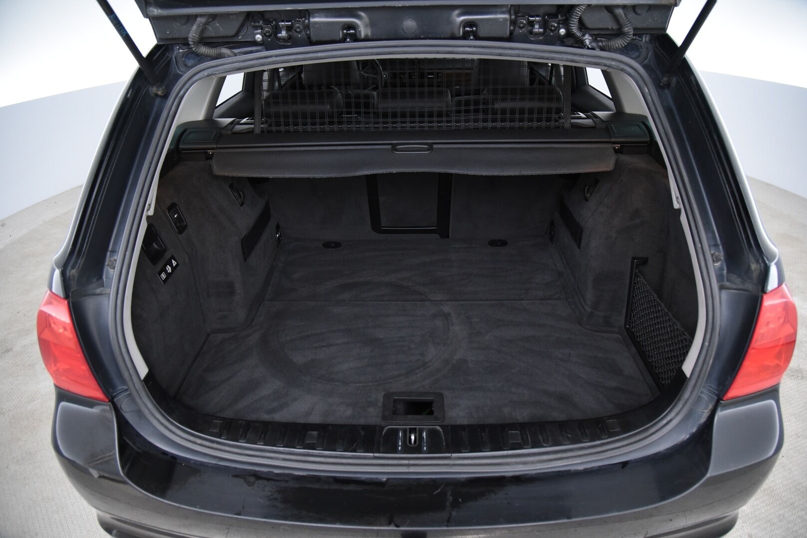 BMW 320 2009 A E91 Touring Business LCI / Sporttinahat / Xenon / Koukku / Vakkari - Myydään Huutokaupat.comissa!