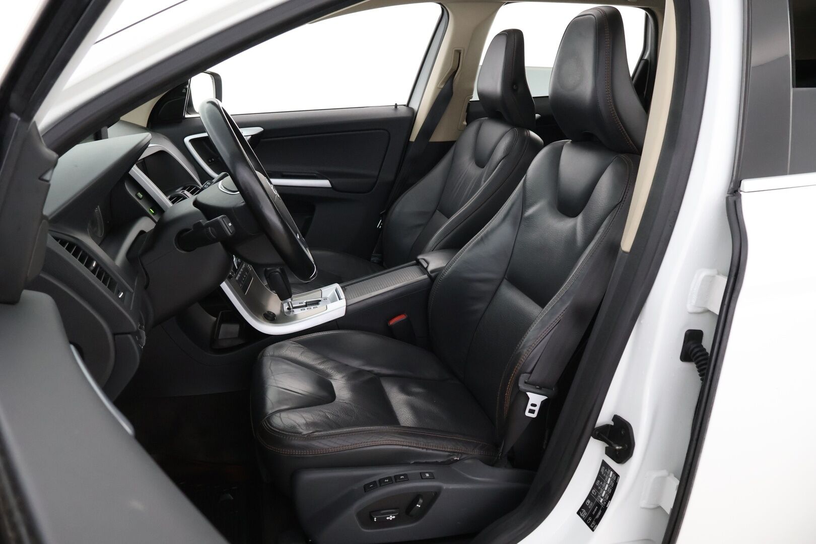 Volvo XC60 2009 D5 AWD Summum Business aut * Suomiauto / Webasto / Adapt.Vakkari / Panorama / Koukku / Supervarusteet! - High Performance Audio / Juuri tullut Tampereelle!