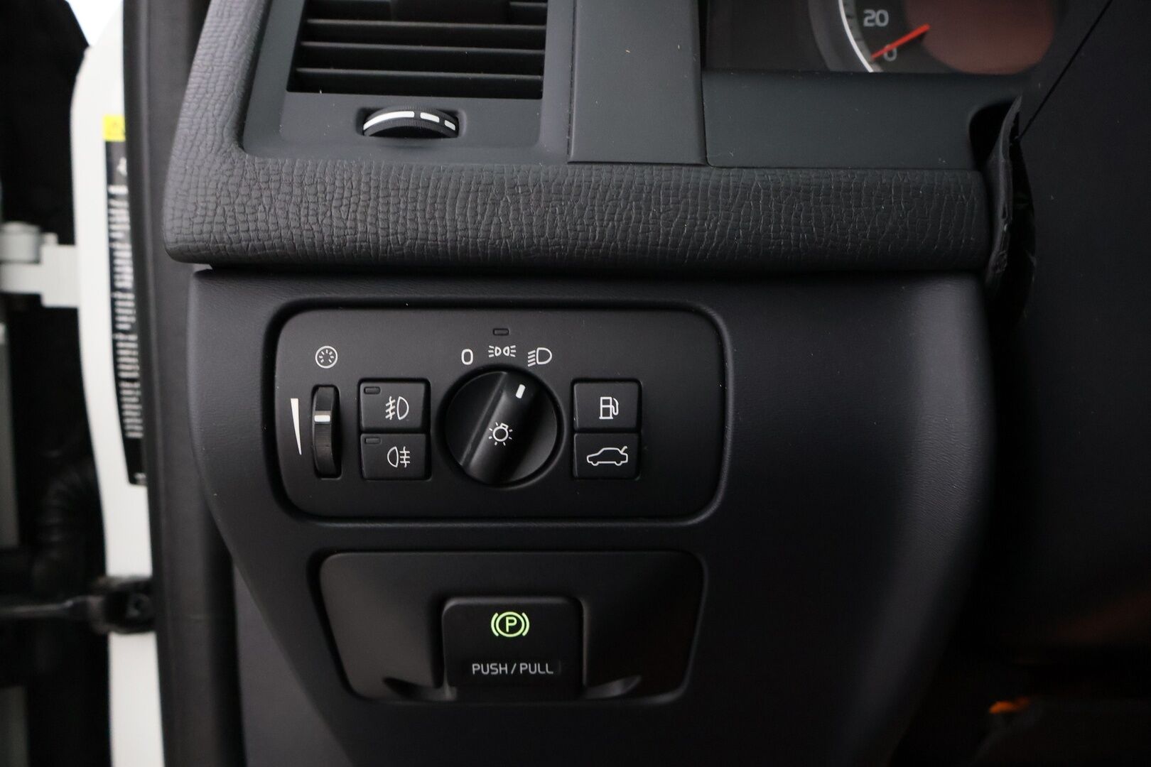 Volvo XC60 2009 D5 AWD Summum Business aut * Suomiauto / Webasto / Adapt.Vakkari / Panorama / Koukku / Supervarusteet! - High Performance Audio / Juuri tullut Tampereelle!