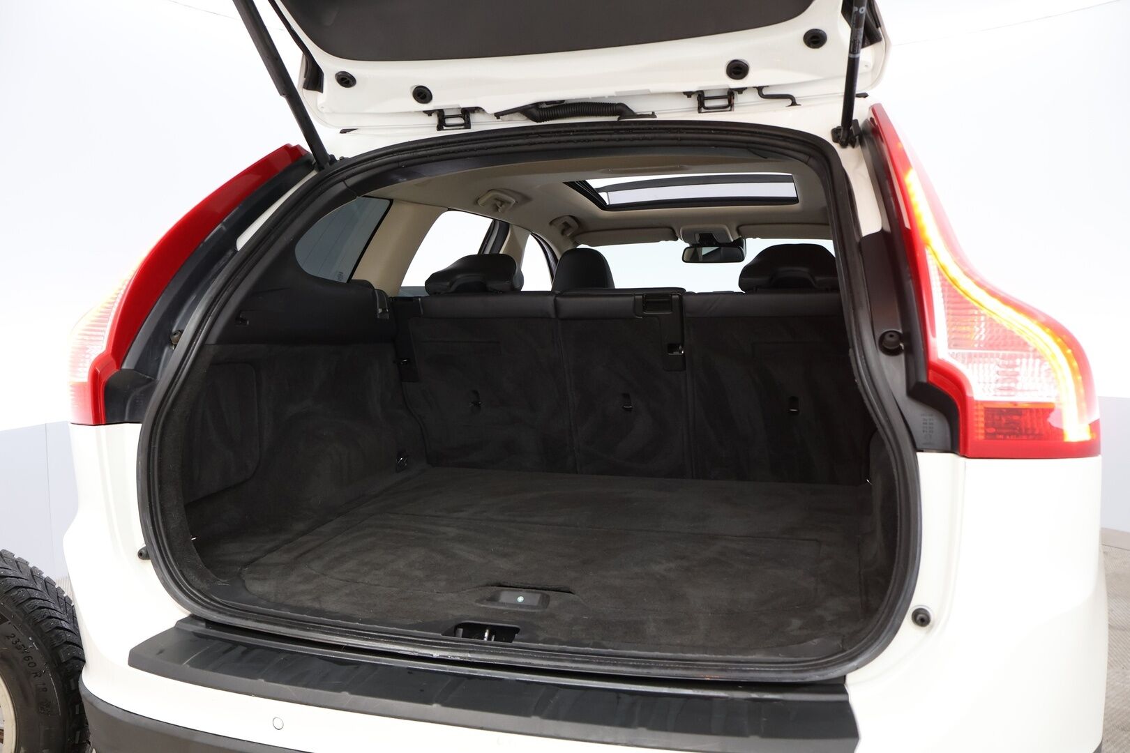 Volvo XC60 2009 D5 AWD Summum Business aut * Suomiauto / Webasto / Adapt.Vakkari / Panorama / Koukku / Supervarusteet! - High Performance Audio / Juuri tullut Tampereelle!