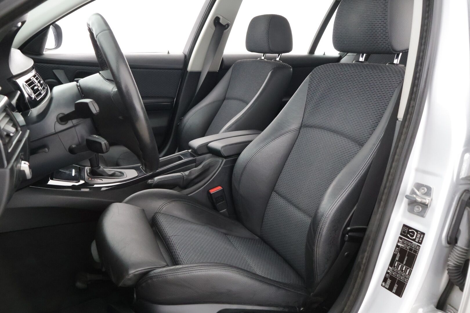 BMW 330 2010 A E91 Xdrive Touring *Facelift* / *S.koukku* / *Sporttipenkit* / *Hifit */ *Suomi-auto* - Tehokas nelikko varmalla tekniikalla!