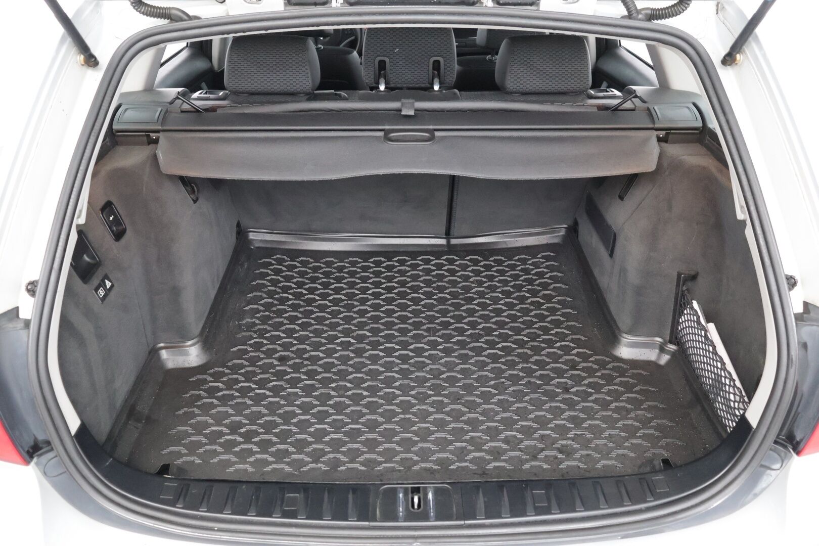 BMW 330 2010 A E91 Xdrive Touring *Facelift* / *S.koukku* / *Sporttipenkit* / *Hifit */ *Suomi-auto* - Tehokas nelikko varmalla tekniikalla!