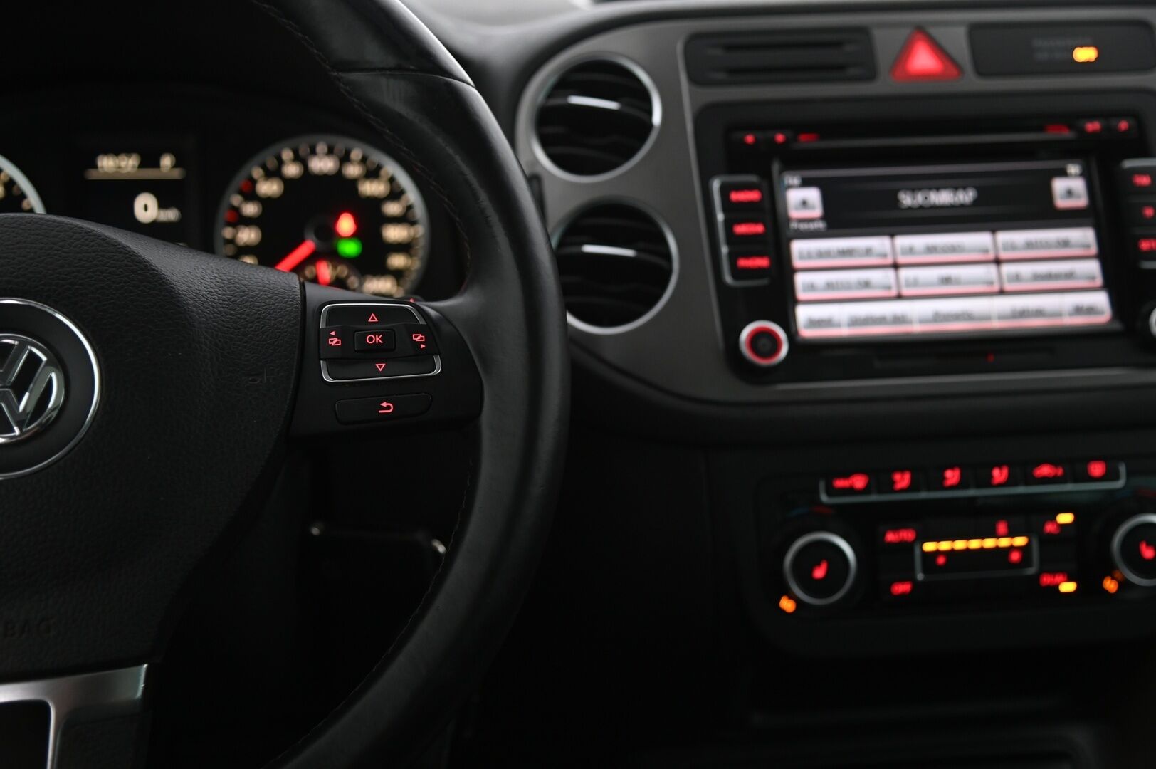 Volkswagen Tiguan 2010 Sport & Style 2,0 TDI 103 kW (140 hv) 4MOTION*Myydään Huutokaupat.com* - *Myydään Huutokaupat.com* *Panoraama / Webasto / Koukku*