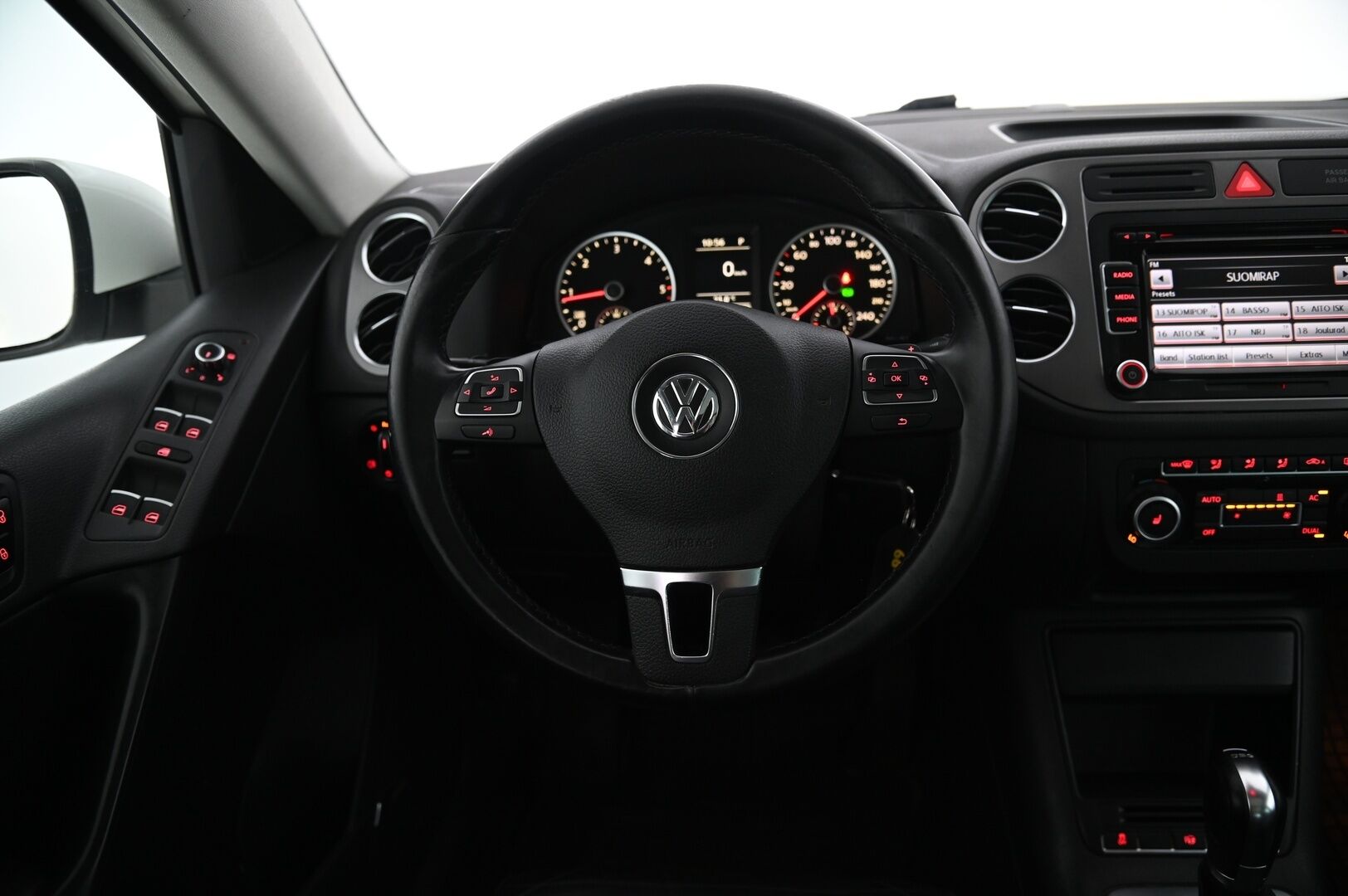 Volkswagen Tiguan 2010 Sport & Style 2,0 TDI 103 kW (140 hv) 4MOTION*Myydään Huutokaupat.com* - *Myydään Huutokaupat.com* *Panoraama / Webasto / Koukku*