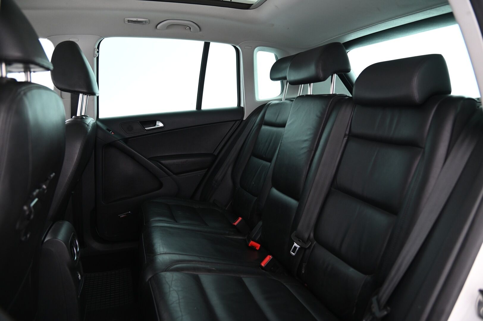 Volkswagen Tiguan 2010 Sport & Style 2,0 TDI 103 kW (140 hv) 4MOTION*Myydään Huutokaupat.com* - *Myydään Huutokaupat.com* *Panoraama / Webasto / Koukku*