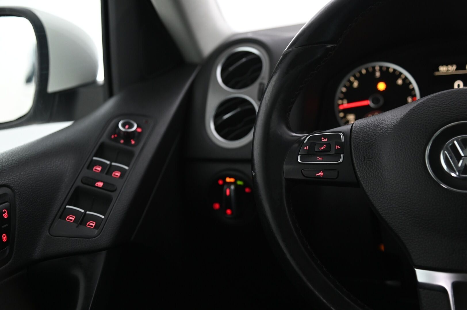 Volkswagen Tiguan 2010 Sport & Style 2,0 TDI 103 kW (140 hv) 4MOTION*Myydään Huutokaupat.com* - *Myydään Huutokaupat.com* *Panoraama / Webasto / Koukku*