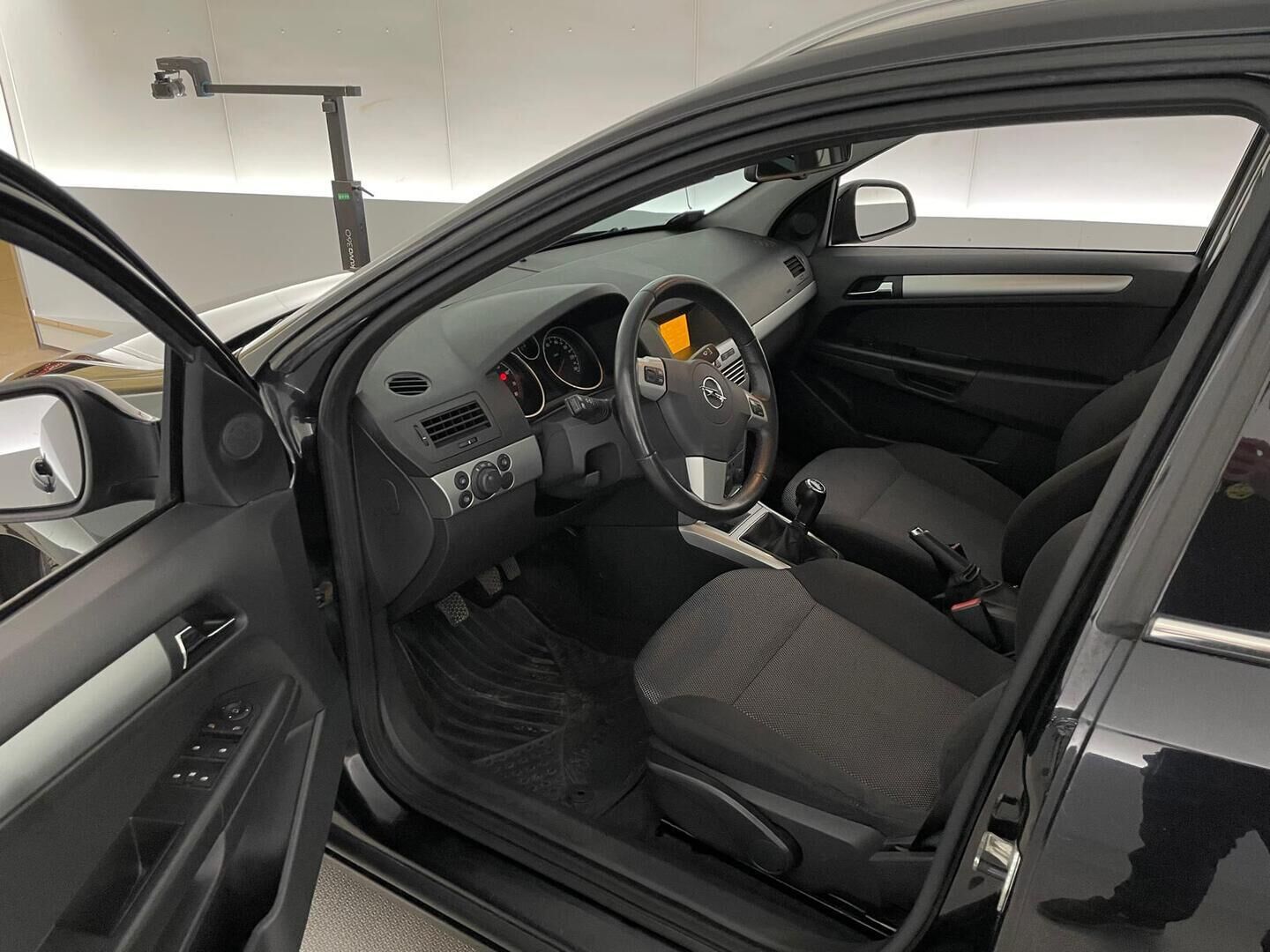 Opel Astra 2010 Wagon Ultimate 1,6 Ecotec 85kW MT5 - Myydään Huutokaupat.com - – Tämä auto myydään huutokaupat.com -sivuston kautta | Juuri Katsastettu & Huollettu! | Lohko+Sisäpistoke | Vakkari | 2X Renkaat & Vanteet |