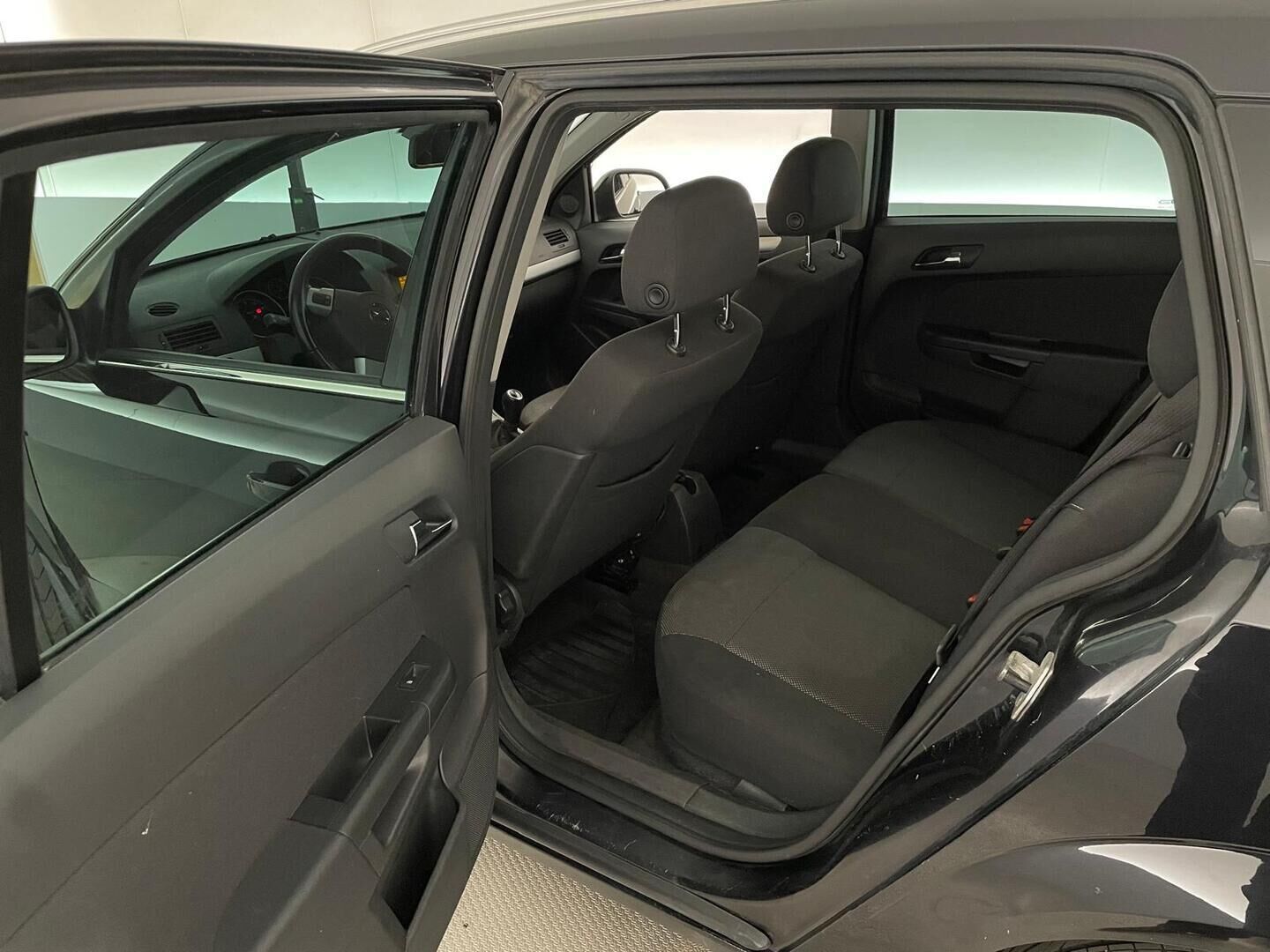 Opel Astra 2010 Wagon Ultimate 1,6 Ecotec 85kW MT5 - Myydään Huutokaupat.com - – Tämä auto myydään huutokaupat.com -sivuston kautta | Juuri Katsastettu & Huollettu! | Lohko+Sisäpistoke | Vakkari | 2X Renkaat & Vanteet |