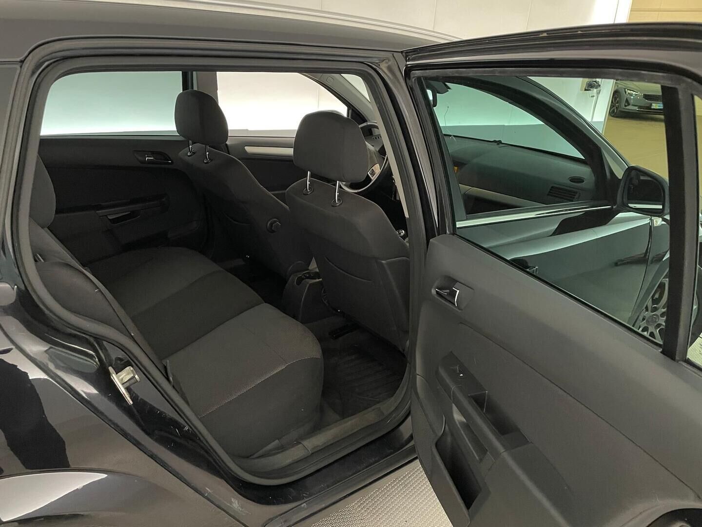 Opel Astra 2010 Wagon Ultimate 1,6 Ecotec 85kW MT5 - Myydään Huutokaupat.com - – Tämä auto myydään huutokaupat.com -sivuston kautta | Juuri Katsastettu & Huollettu! | Lohko+Sisäpistoke | Vakkari | 2X Renkaat & Vanteet |