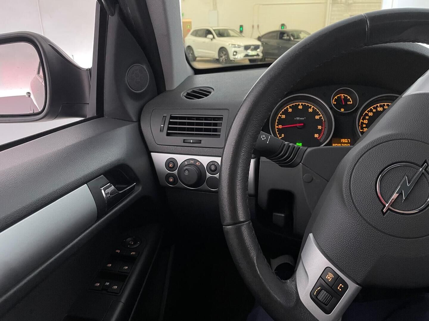 Opel Astra 2010 Wagon Ultimate 1,6 Ecotec 85kW MT5 - Myydään Huutokaupat.com - – Tämä auto myydään huutokaupat.com -sivuston kautta | Juuri Katsastettu & Huollettu! | Lohko+Sisäpistoke | Vakkari | 2X Renkaat & Vanteet |