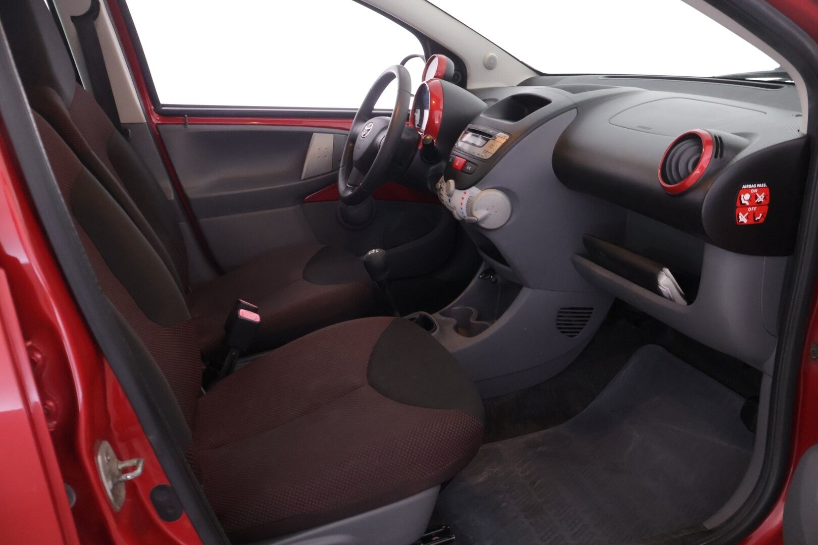 Toyota AYGO 2011 1,0 VVT-i Red  Myydään  Huutokaupat.com - Myyään Huutokaupat.com