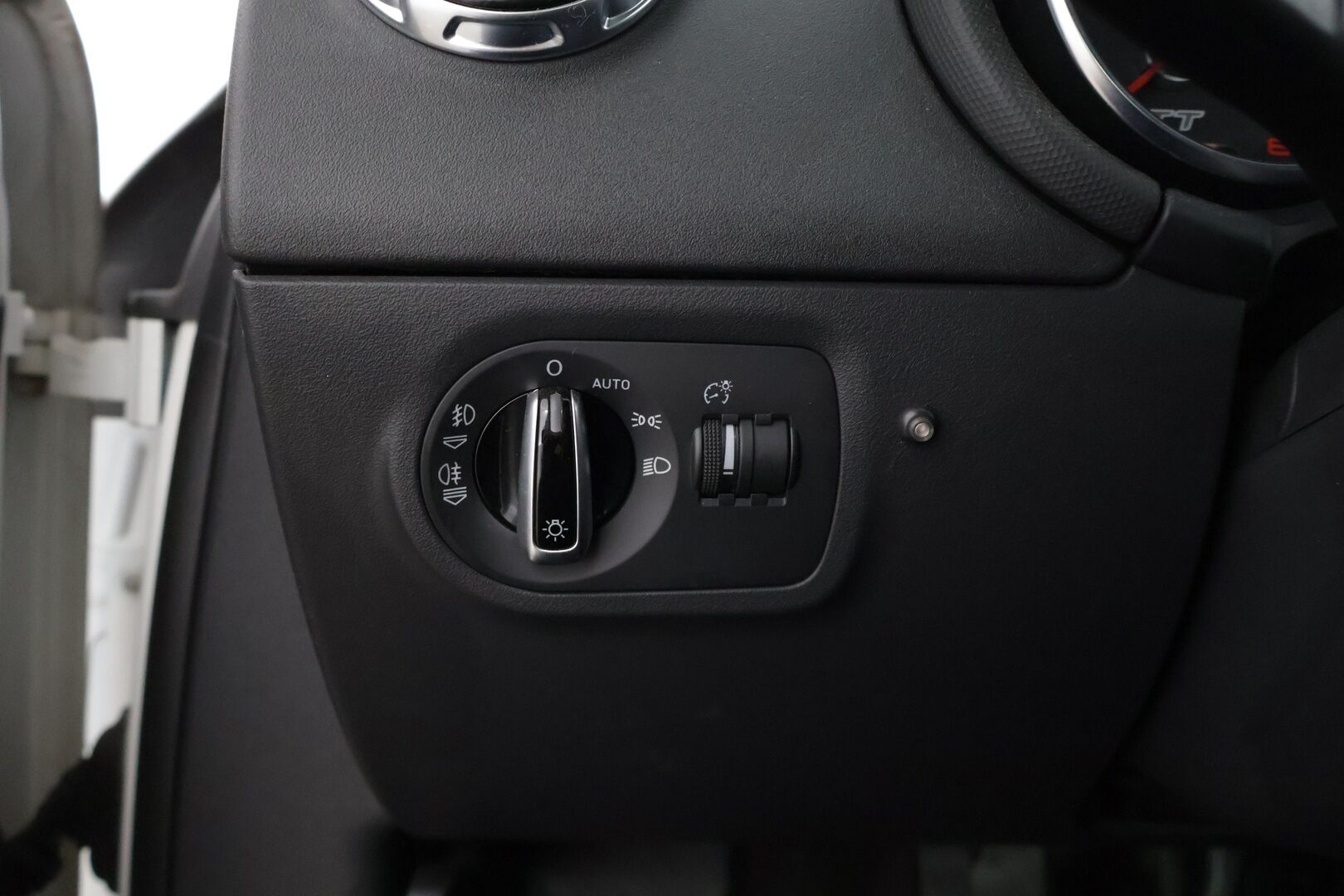 Audi TT 2010 Coupé 1,8 TFSI 118 kW * Sähköinen takaspoileri / Xenon / Webasto / Nahka-alcantarat / Tutkat takana * - * Suomi-auto / Kahdet renkaat omilla alumiinivanteilla! *