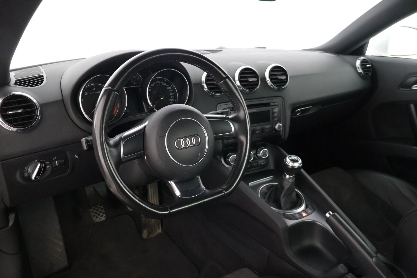 Audi TT 2010 Coupé 1,8 TFSI 118 kW * Sähköinen takaspoileri / Xenon / Webasto / Nahka-alcantarat / Tutkat takana * - * Suomi-auto / Kahdet renkaat omilla alumiinivanteilla! *