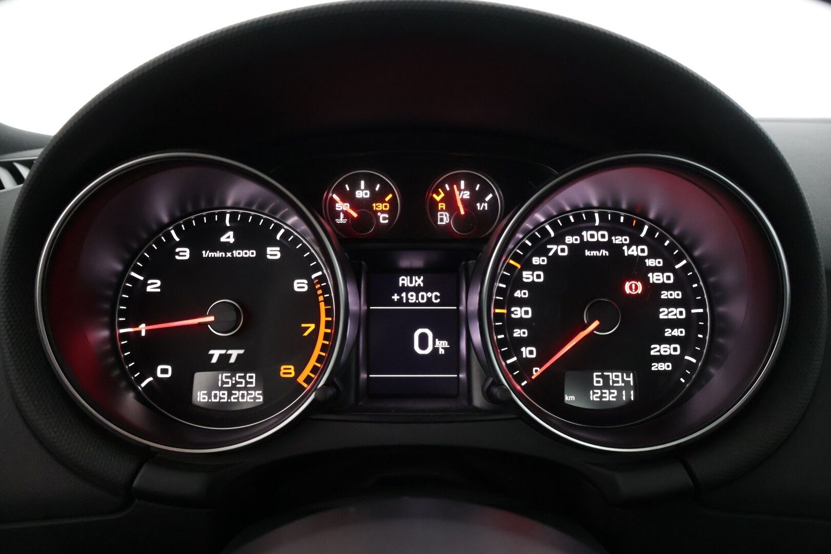 Audi TT 2010 Coupé 1,8 TFSI 118 kW * Sähköinen takaspoileri / Xenon / Webasto / Nahka-alcantarat / Tutkat takana * - * Suomi-auto / Kahdet renkaat omilla alumiinivanteilla! *