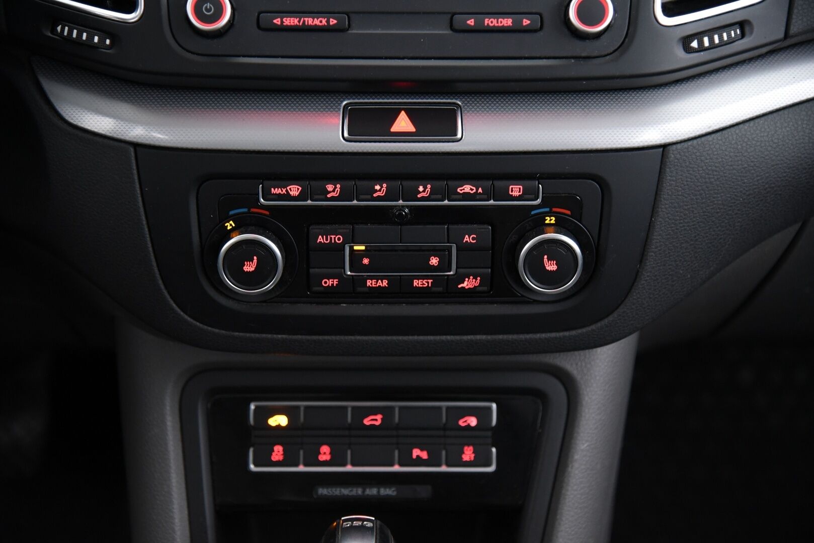 Volkswagen Sharan 2011 Comfortline 2,0 TDI BlueMotion Technology DSG-aut. / Vakkari / Vetokoukku / Suomi-Auto / - 7-Paikkainen tilaihme sähkötoimisilla liukuovilla / 2x hyvät renkaat!