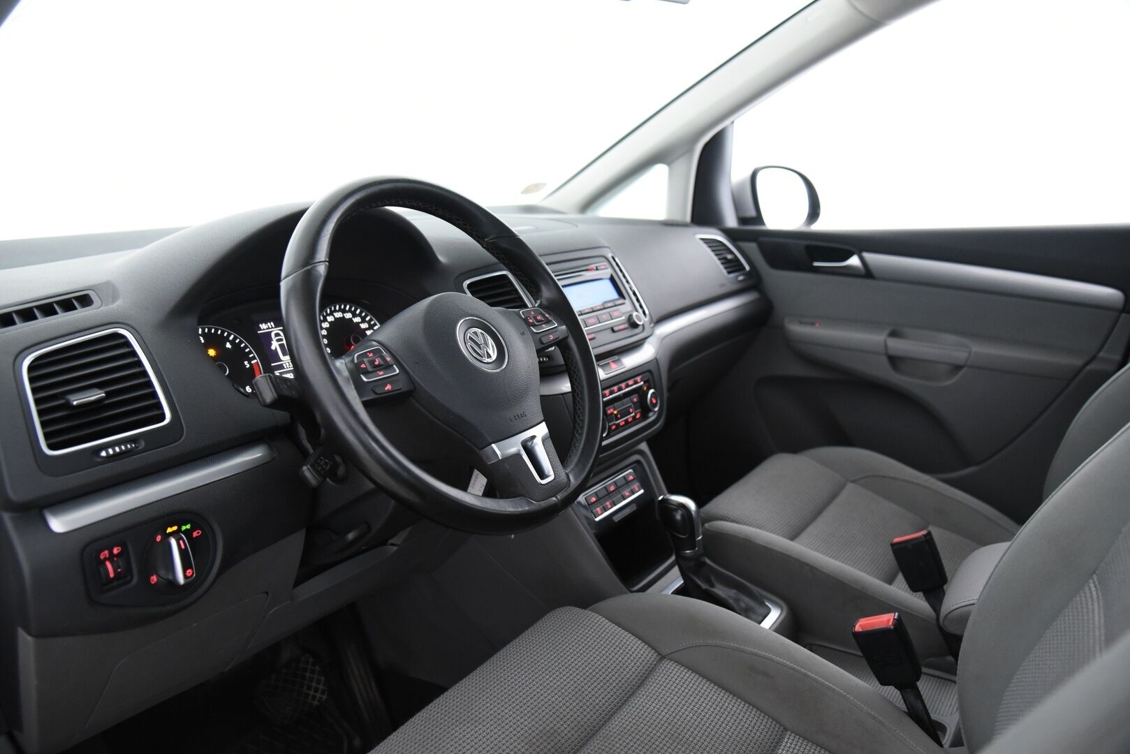 Volkswagen Sharan 2011 Comfortline 2,0 TDI BlueMotion Technology DSG-aut. / Vakkari / Vetokoukku / Suomi-Auto / - 7-Paikkainen tilaihme sähkötoimisilla liukuovilla / 2x hyvät renkaat!
