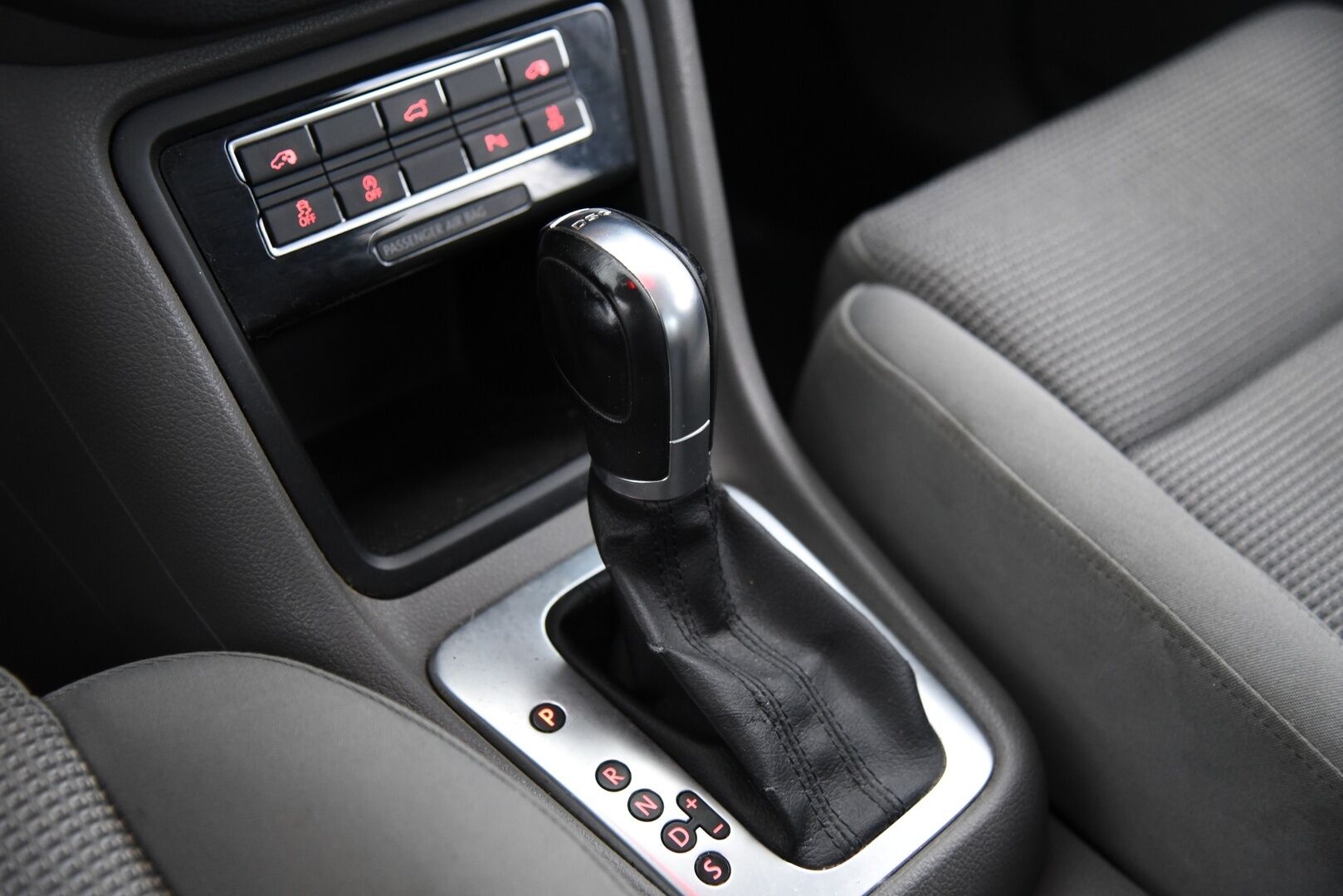 Volkswagen Sharan 2011 Comfortline 2,0 TDI BlueMotion Technology DSG-aut. / Vakkari / Vetokoukku / Suomi-Auto / - 7-Paikkainen tilaihme sähkötoimisilla liukuovilla / 2x hyvät renkaat!