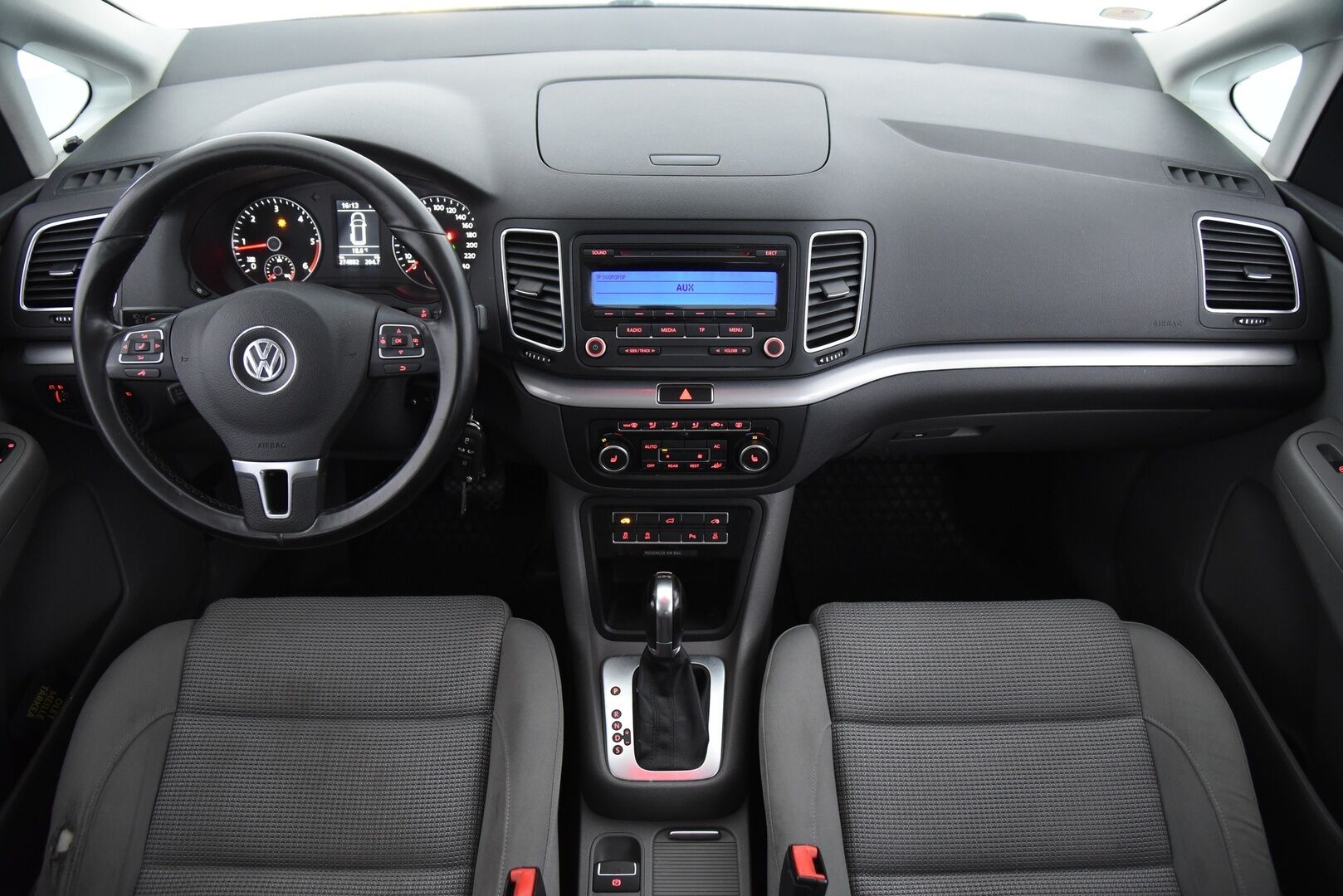 Volkswagen Sharan 2011 Comfortline 2,0 TDI BlueMotion Technology DSG-aut. / Vakkari / Vetokoukku / Suomi-Auto / - 7-Paikkainen tilaihme sähkötoimisilla liukuovilla / 2x hyvät renkaat!