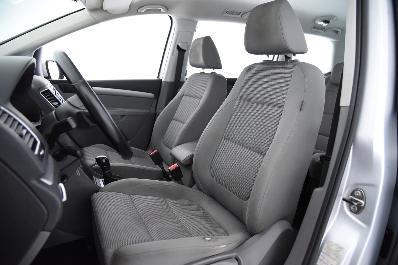 Volkswagen Sharan 2011 Comfortline 2,0 TDI BlueMotion Technology DSG-aut. / Vakkari / Vetokoukku / Suomi-Auto / - 7-Paikkainen tilaihme sähkötoimisilla liukuovilla / 2x hyvät renkaat!