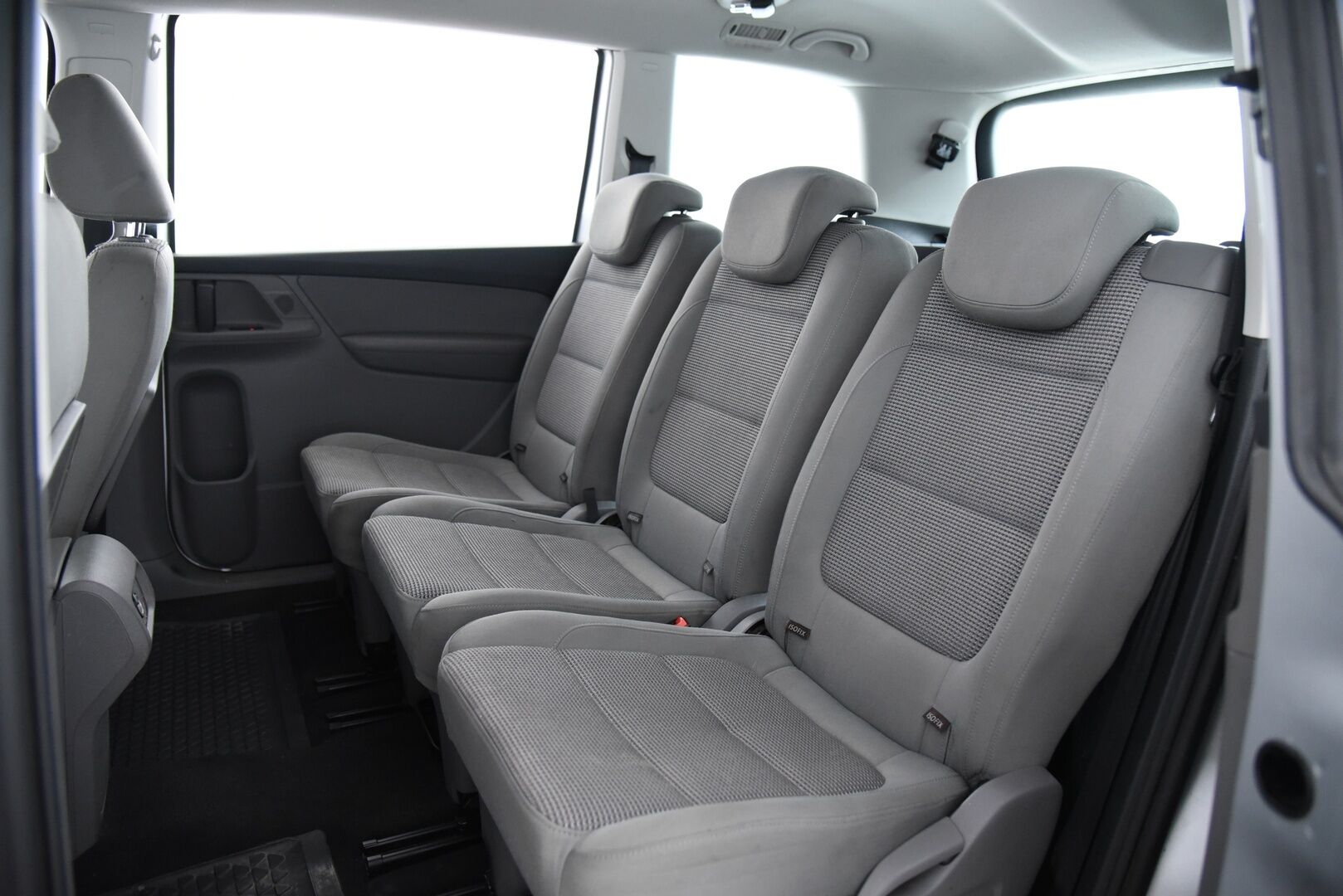Volkswagen Sharan 2011 Comfortline 2,0 TDI BlueMotion Technology DSG-aut. / Vakkari / Vetokoukku / Suomi-Auto / - 7-Paikkainen tilaihme sähkötoimisilla liukuovilla / 2x hyvät renkaat!