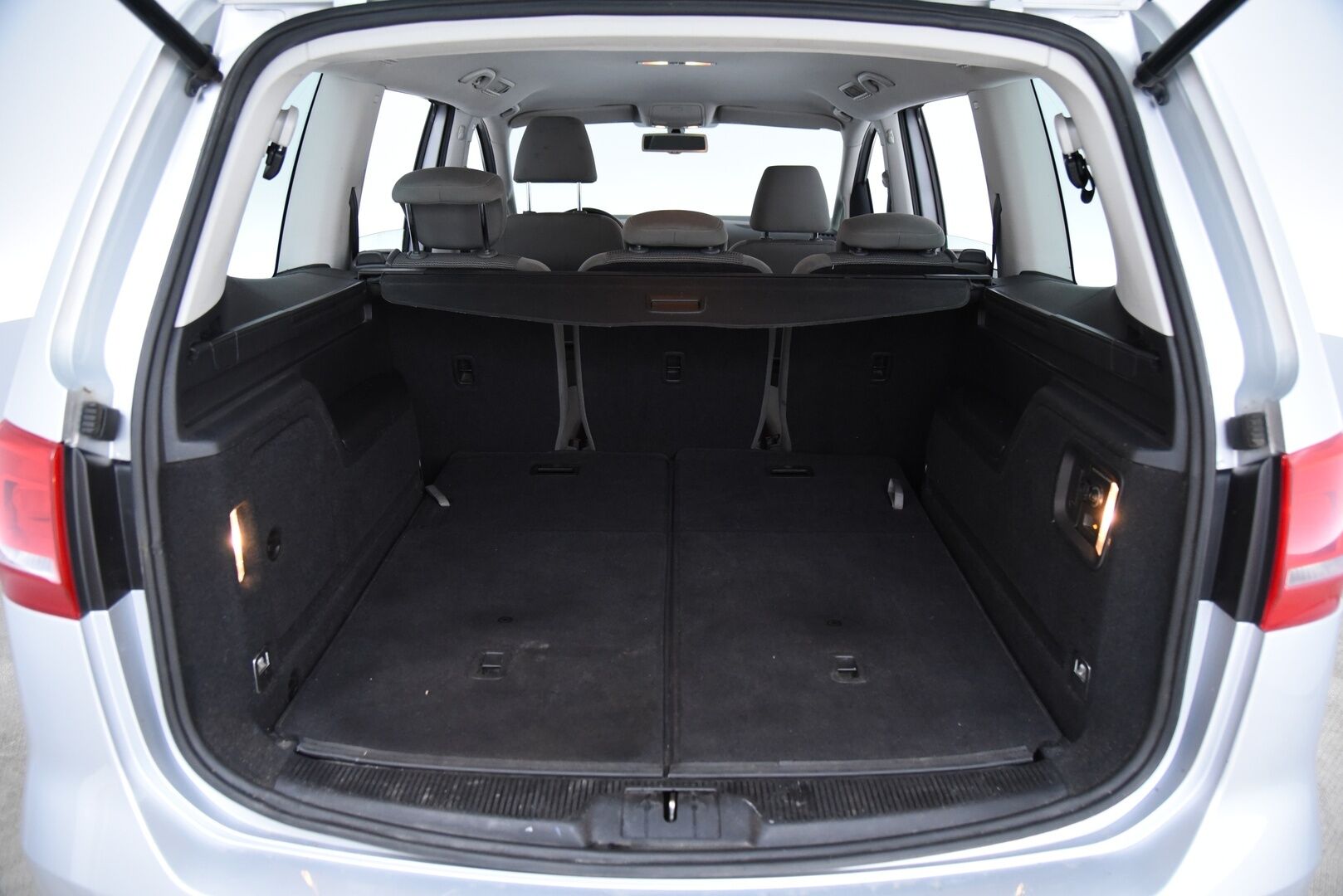 Volkswagen Sharan 2011 Comfortline 2,0 TDI BlueMotion Technology DSG-aut. / Vakkari / Vetokoukku / Suomi-Auto / - 7-Paikkainen tilaihme sähkötoimisilla liukuovilla / 2x hyvät renkaat!