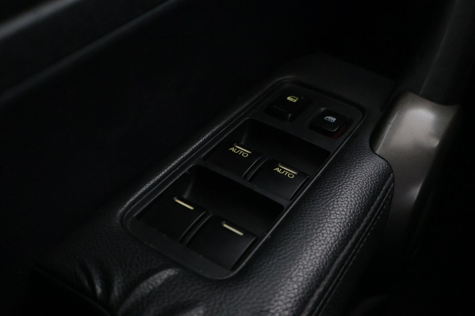 Honda CR-V 2011 2,0i Elegance Lifestyle 4WD Business *Lohko+sisäpistoke / XENON / Koukku / Osanahat* - Juuri katsastettu / Hyvä huoltohistoria / Kahdet hyvät renkaat